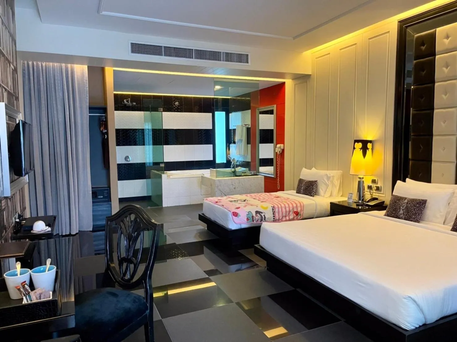 Bed in Long Beach Garden Hotel & Pavilions