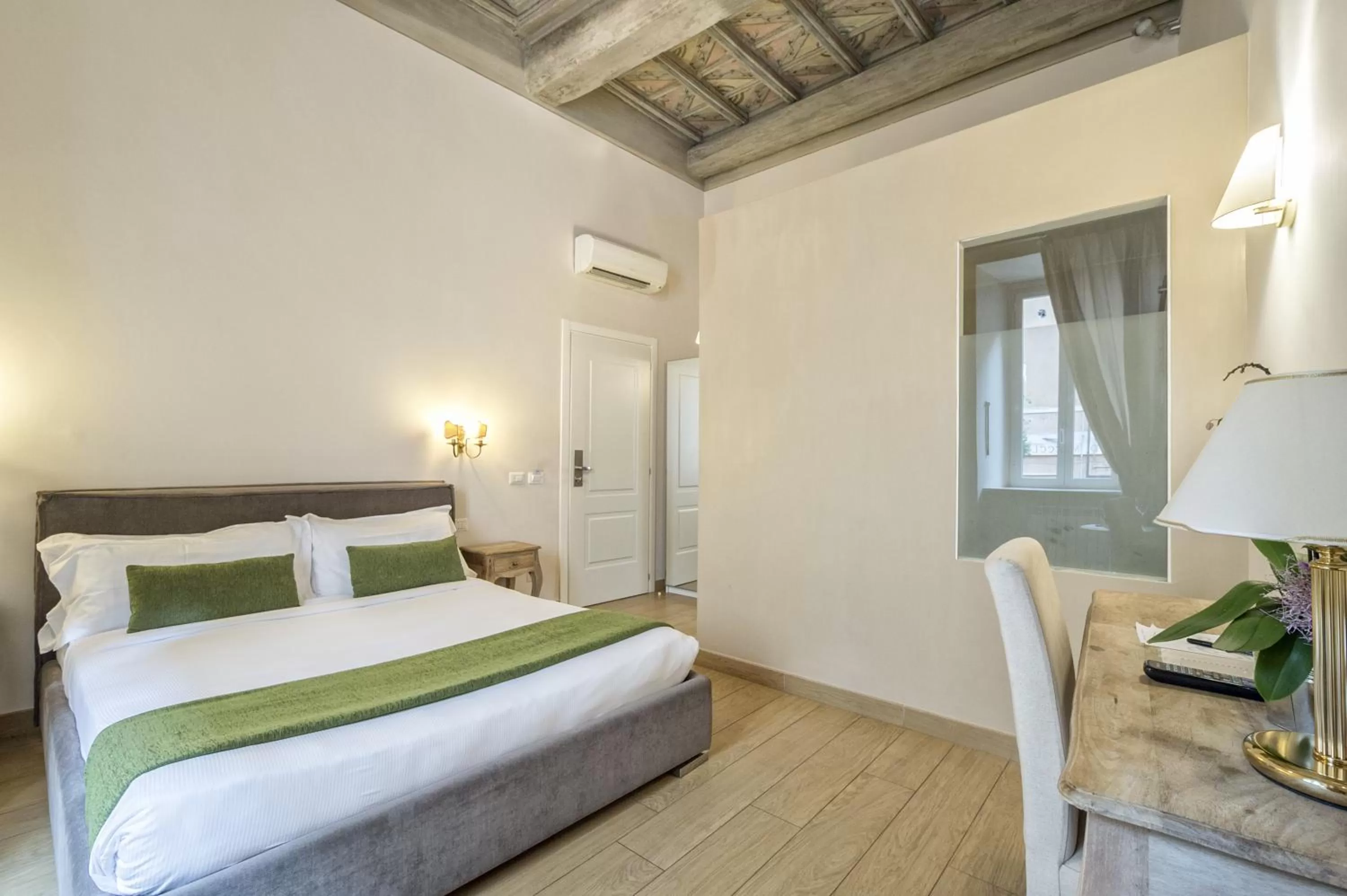 Photo of the whole room, Bed in Little Queen Suite