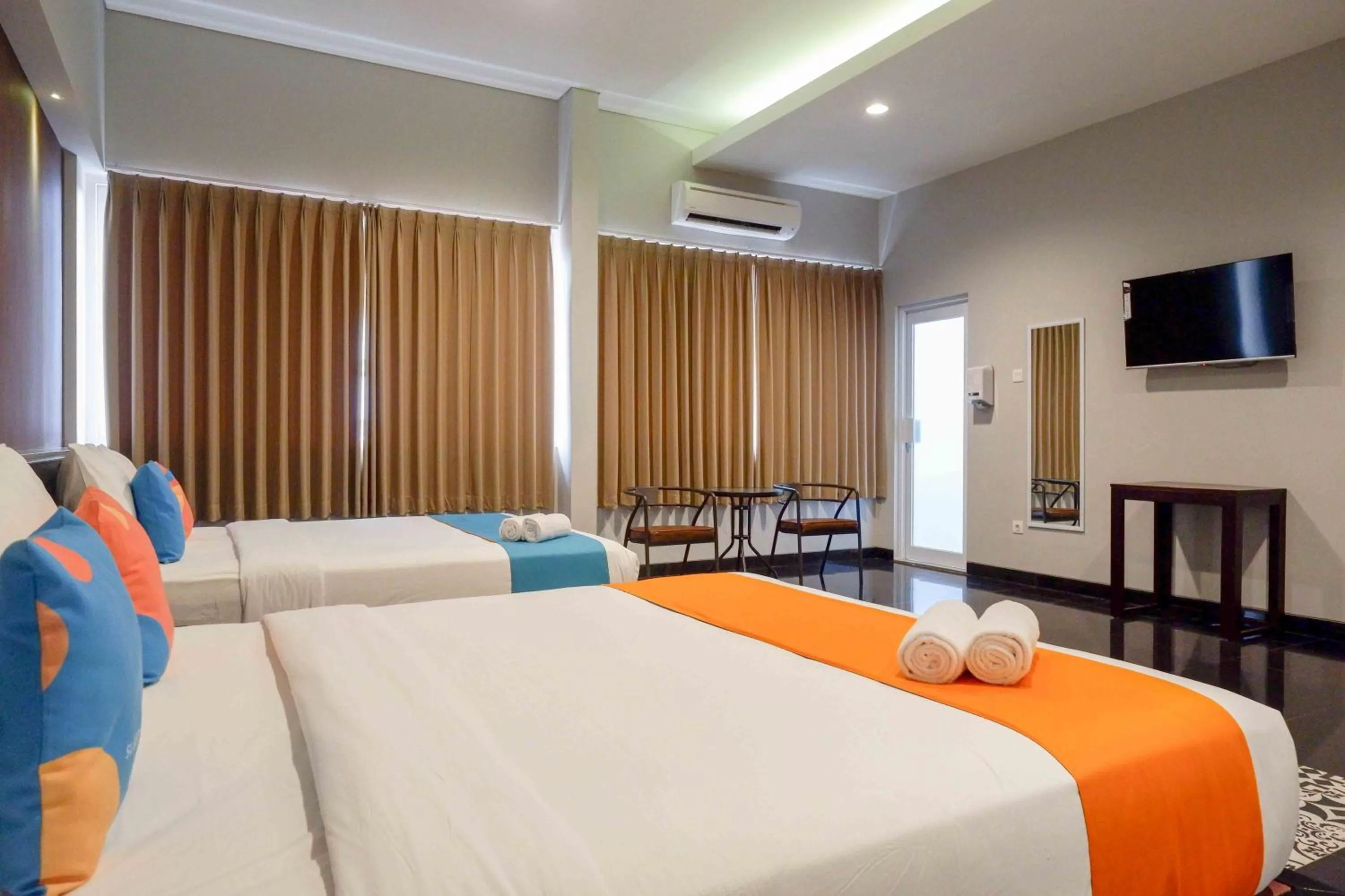 Bedroom, Bed in Sans Hotel Empress Simpang Lima