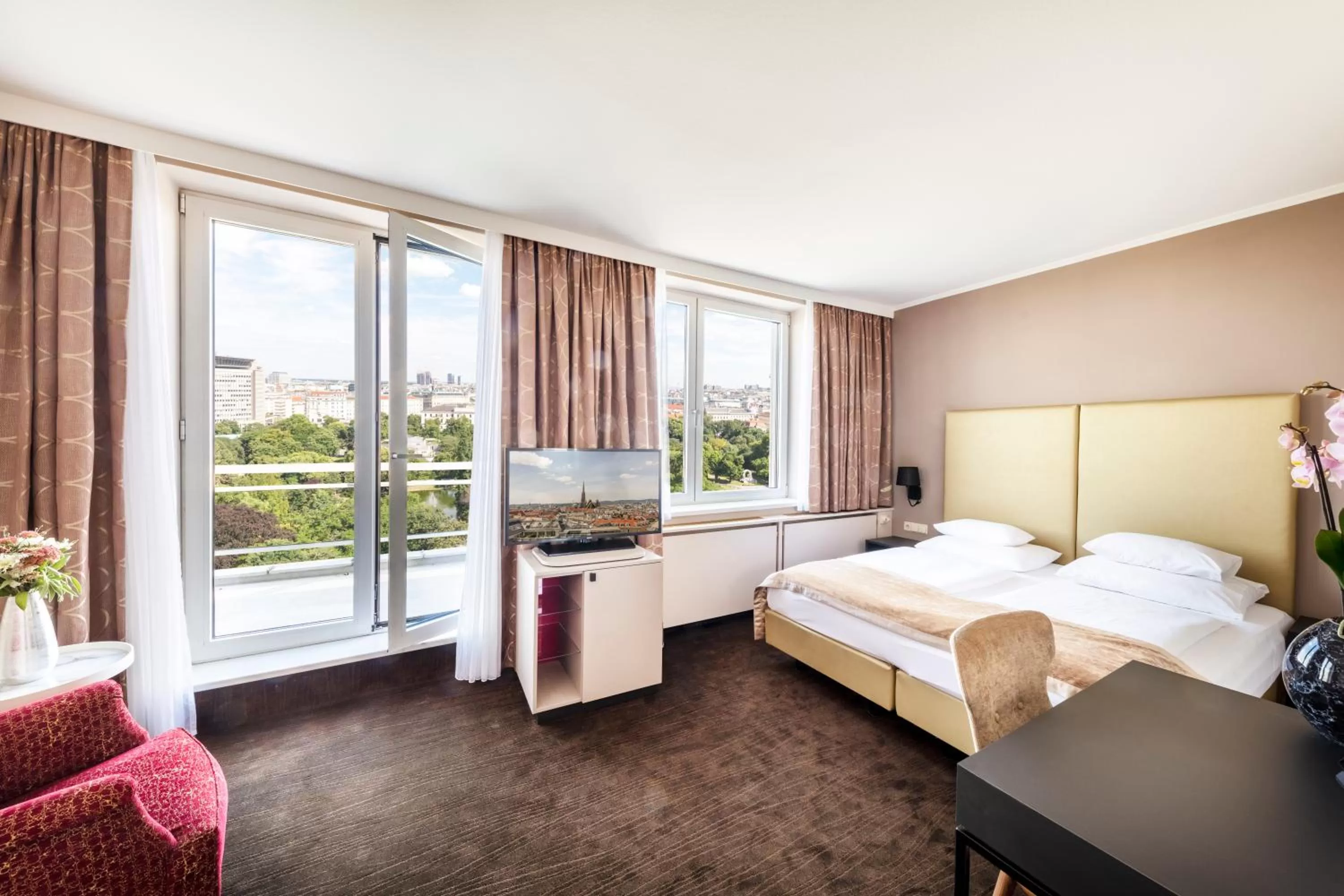 Balcony/Terrace, Bed in Hotel Am Parkring