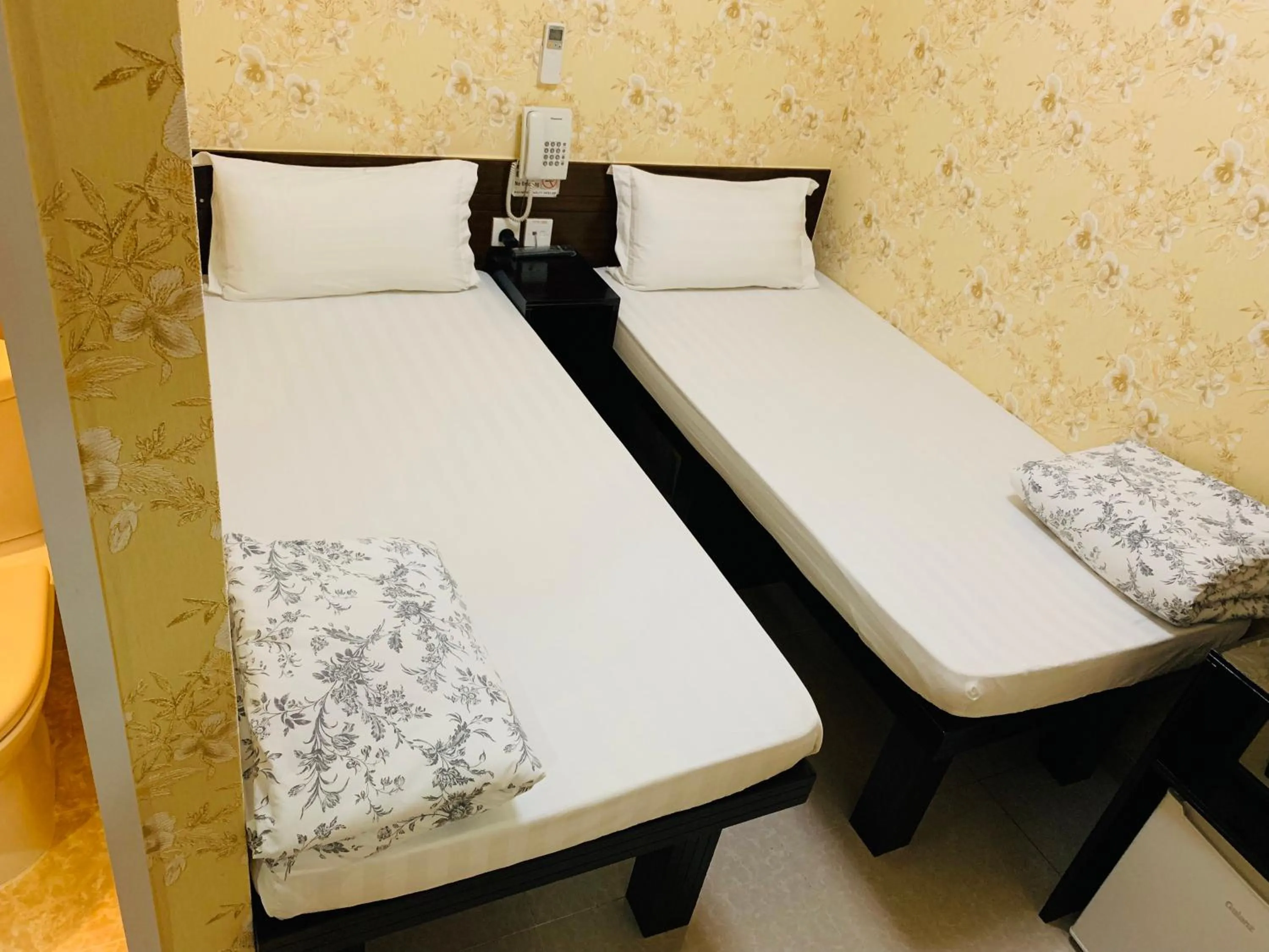 Photo of the whole room, Bed in Modern