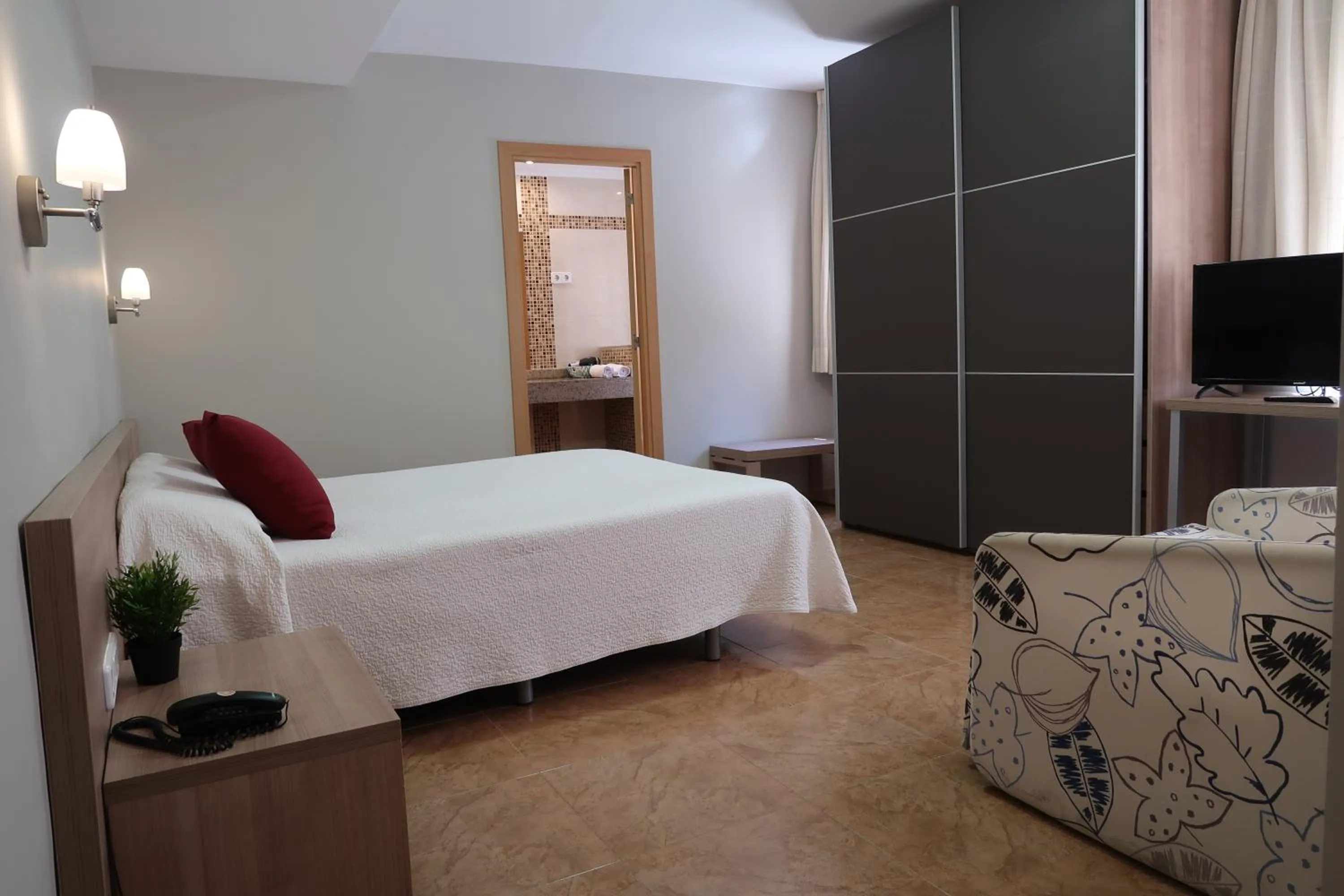 Photo of the whole room, Bed in El Camí Hotel