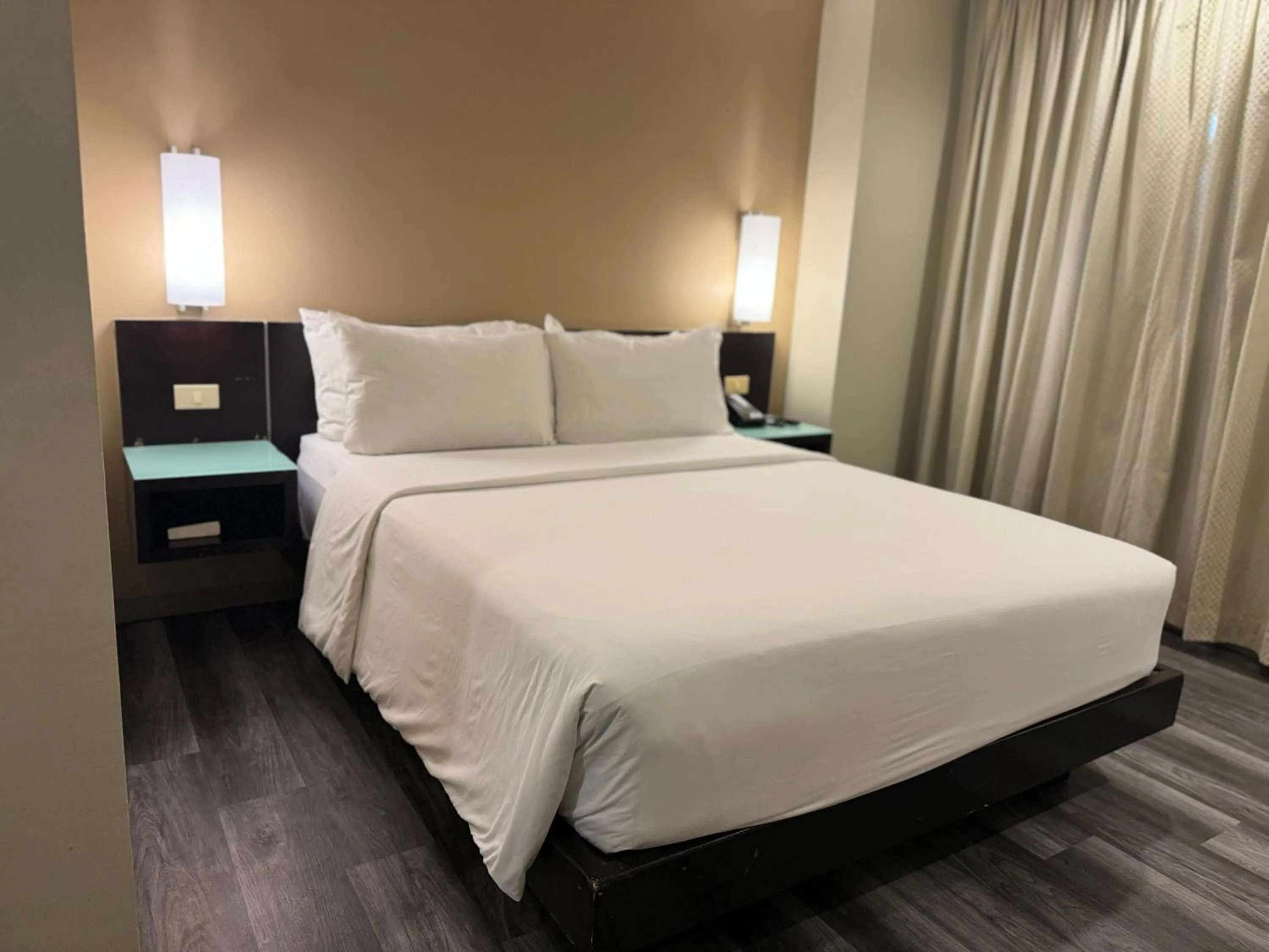 Bedroom, Bed in Circle Inn - Iloilo City Center