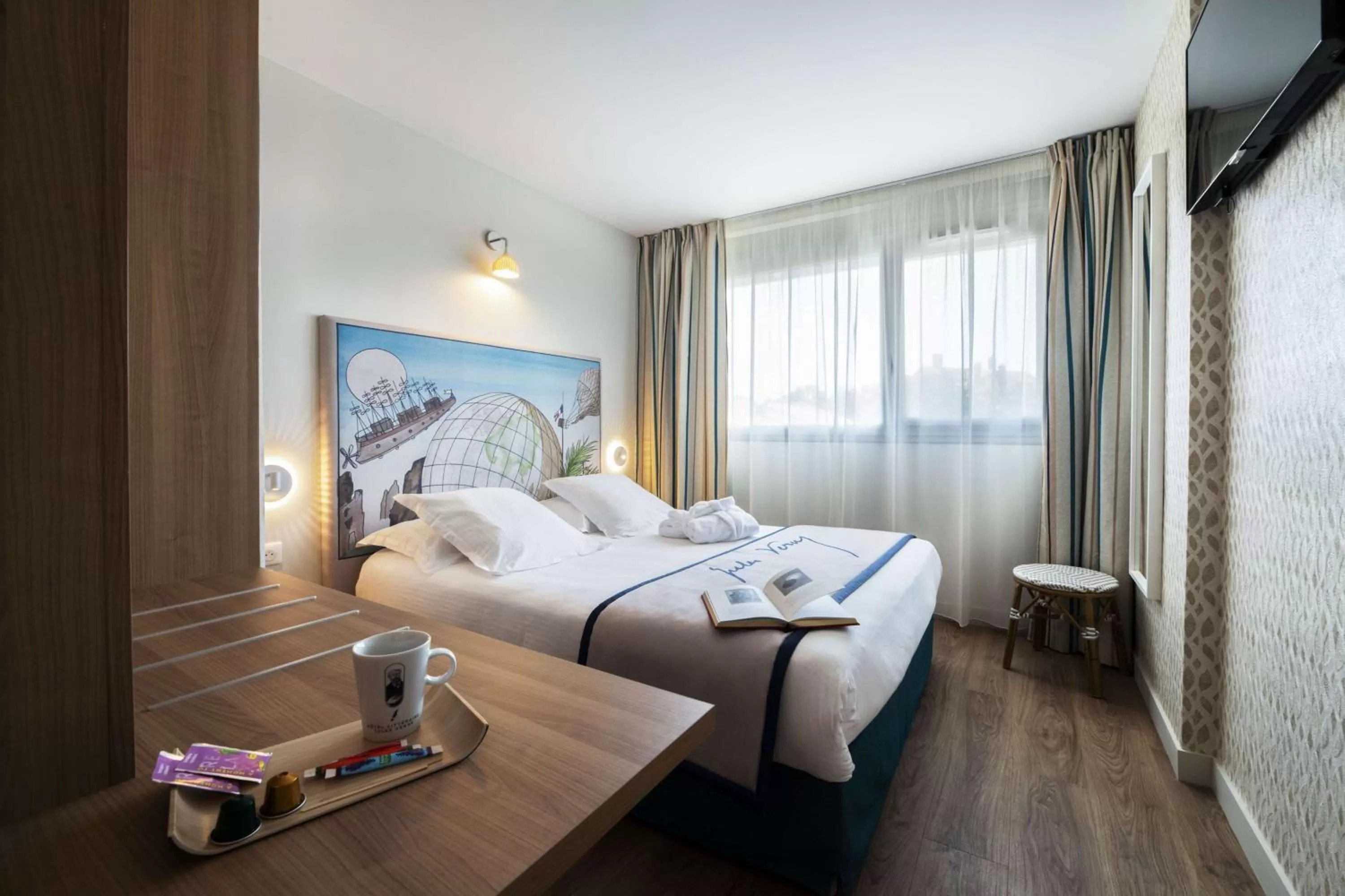 Photo of the whole room, Bed in Hôtel Jules Verne Biarritz