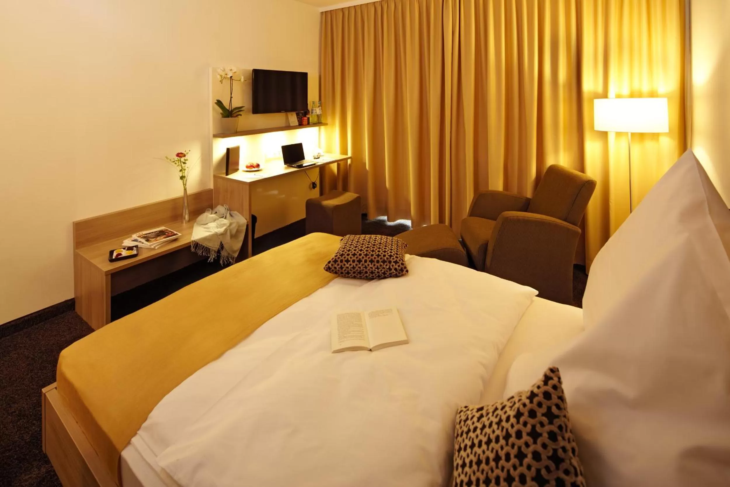 Bedroom, Bed in Hotel zum Hirsch