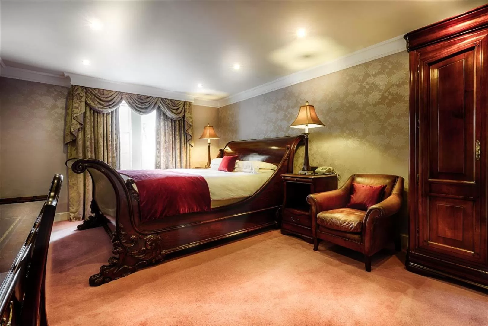 Bed in Mansion House Hotel