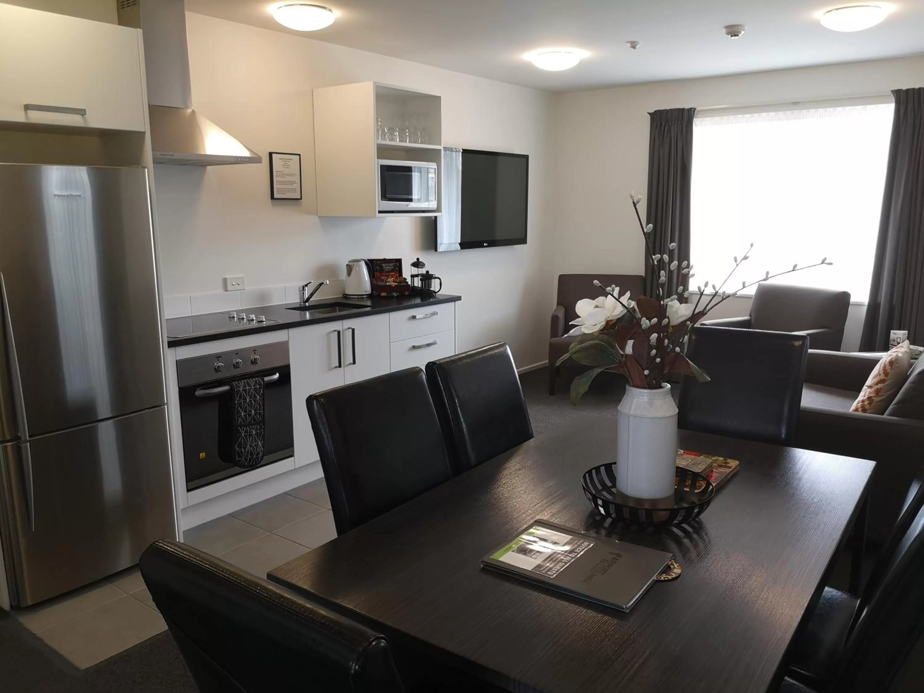 Living room in Airport Palms Motel