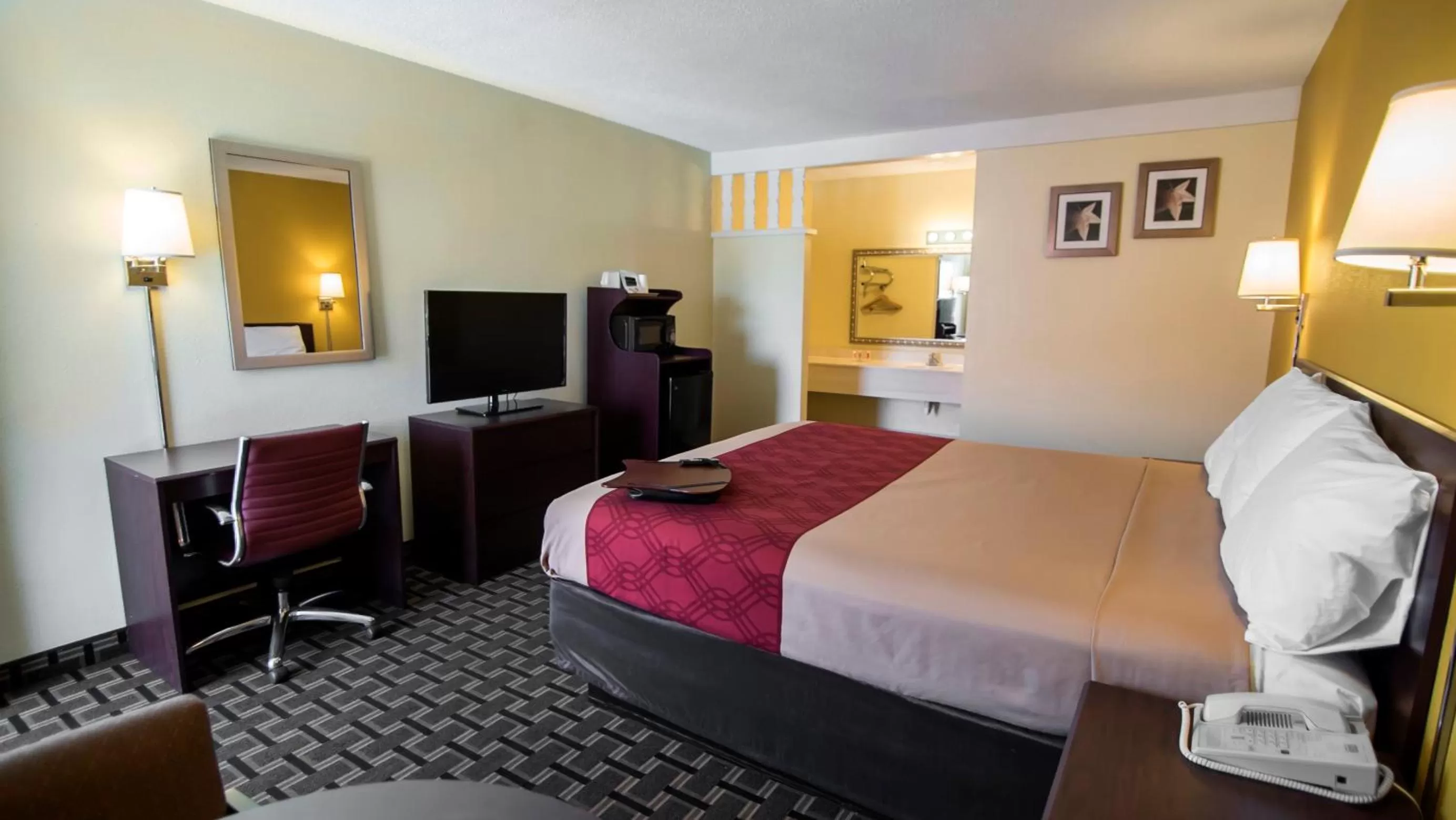 King Room - Accessible/Non-Smoking in Super 8 by Wyndham Albuquerque Downtown