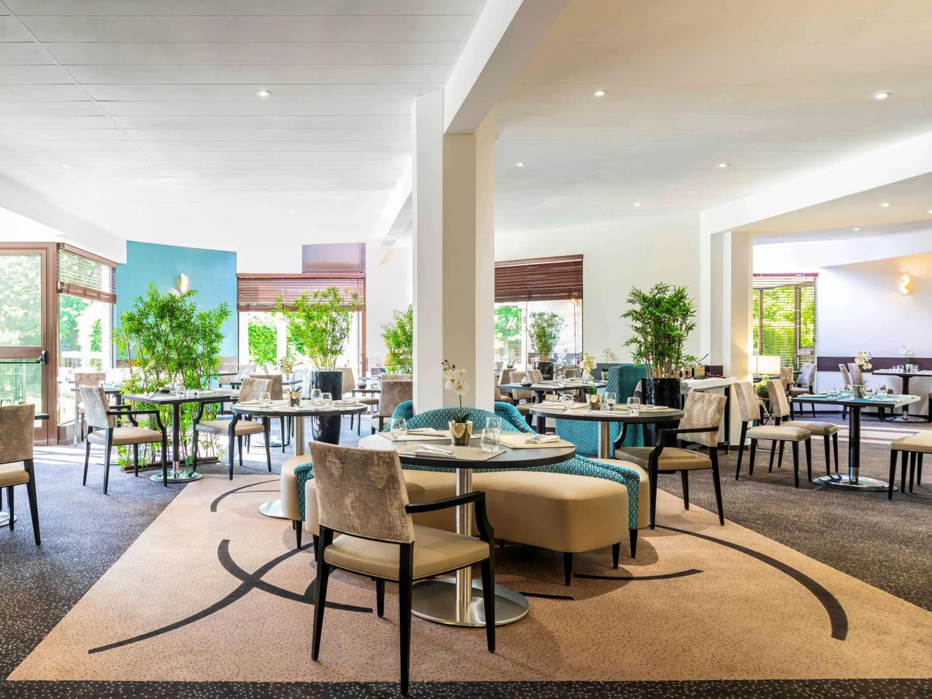 Restaurant/places to eat in Mercure Maurepas Saint Quentin