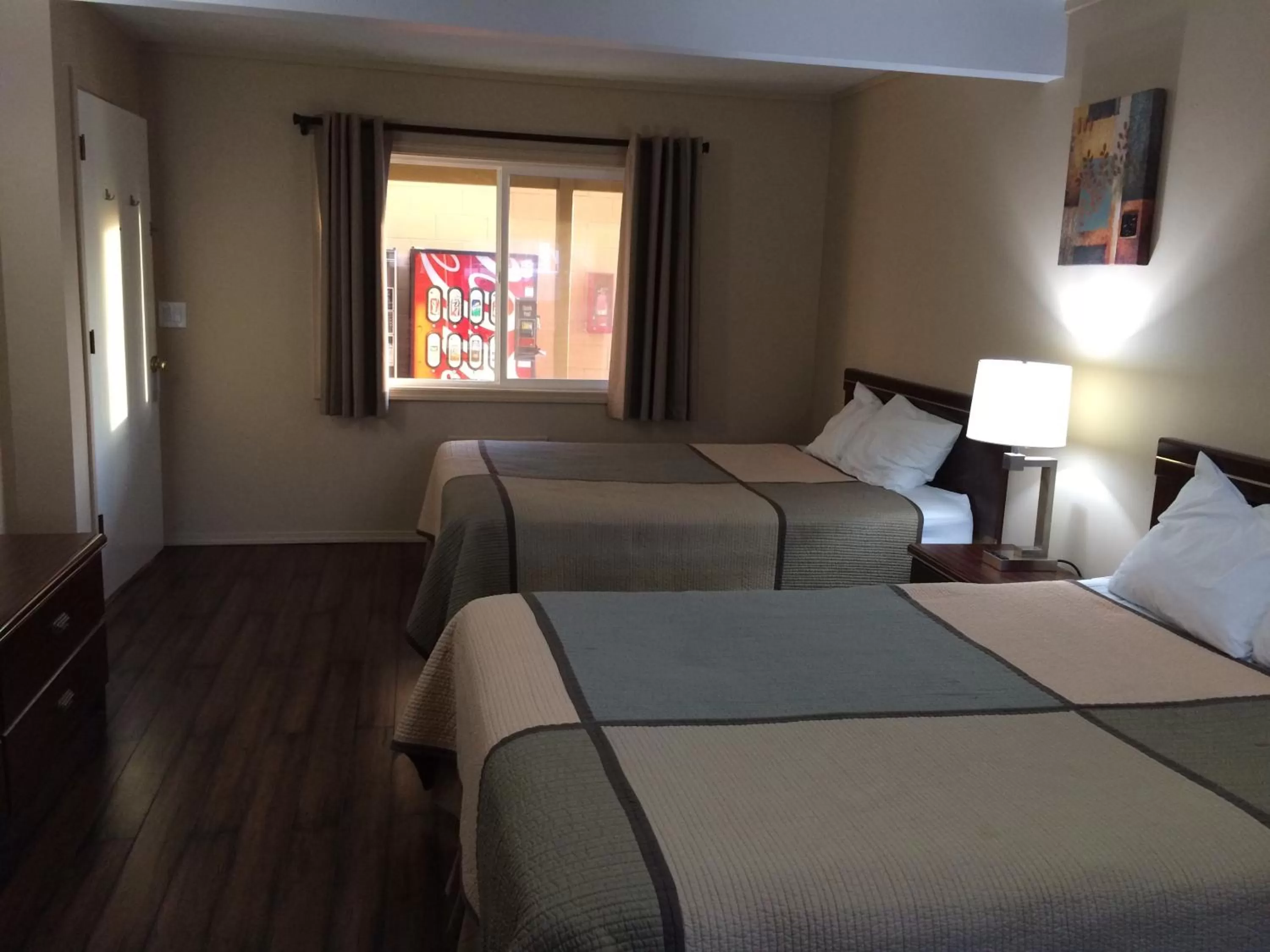 Bed in Townhouse Inn & Suites