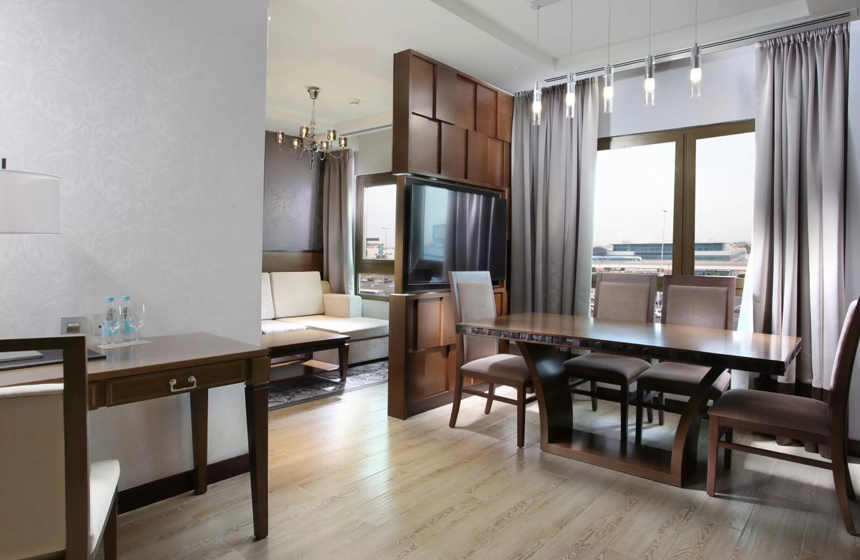 TV and multimedia in Metropolitan Hotel Dubai