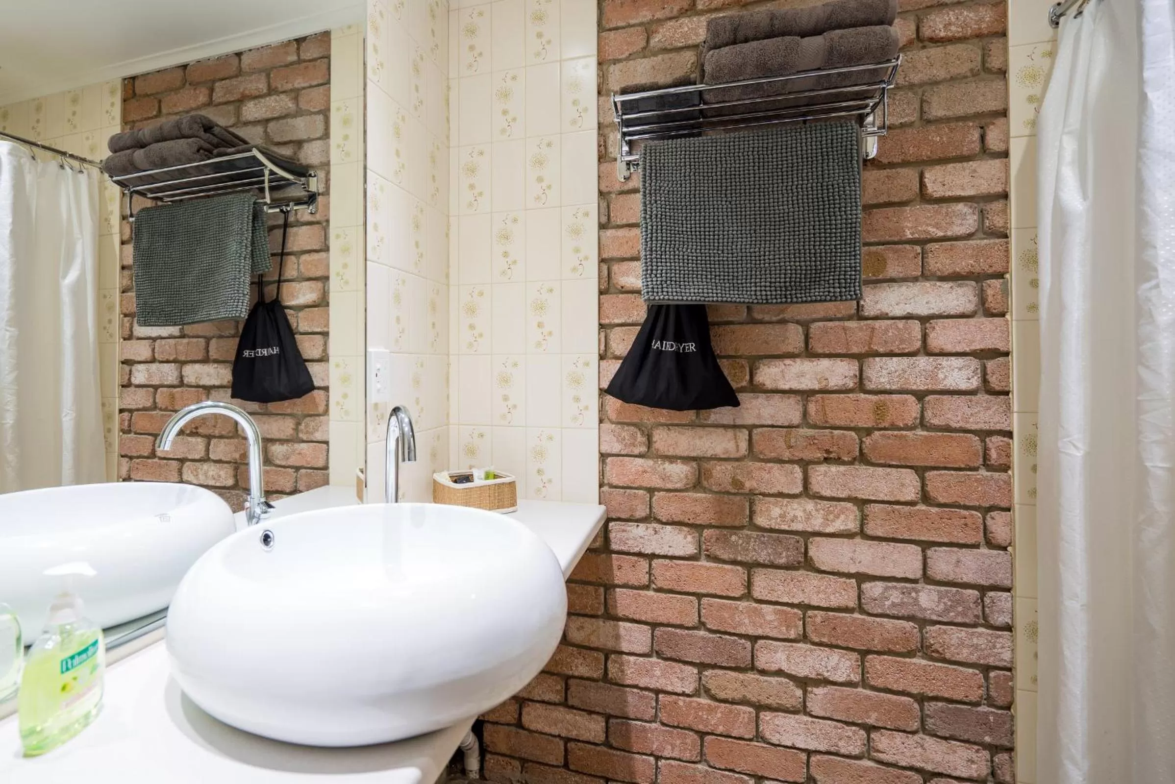 Bathroom in Farnham Court Motel and Restaurant