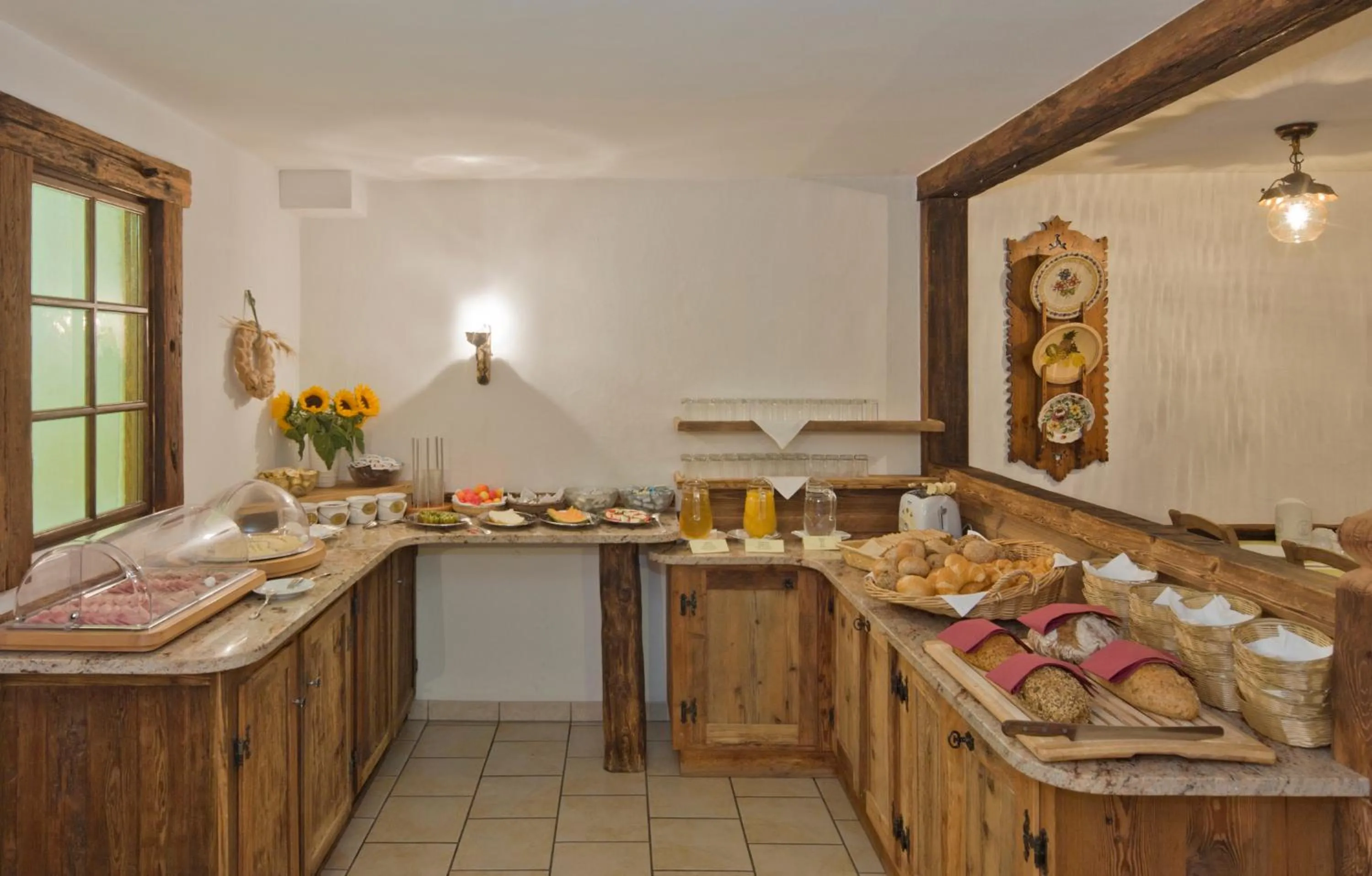 Restaurant/places to eat in Hotel Antika