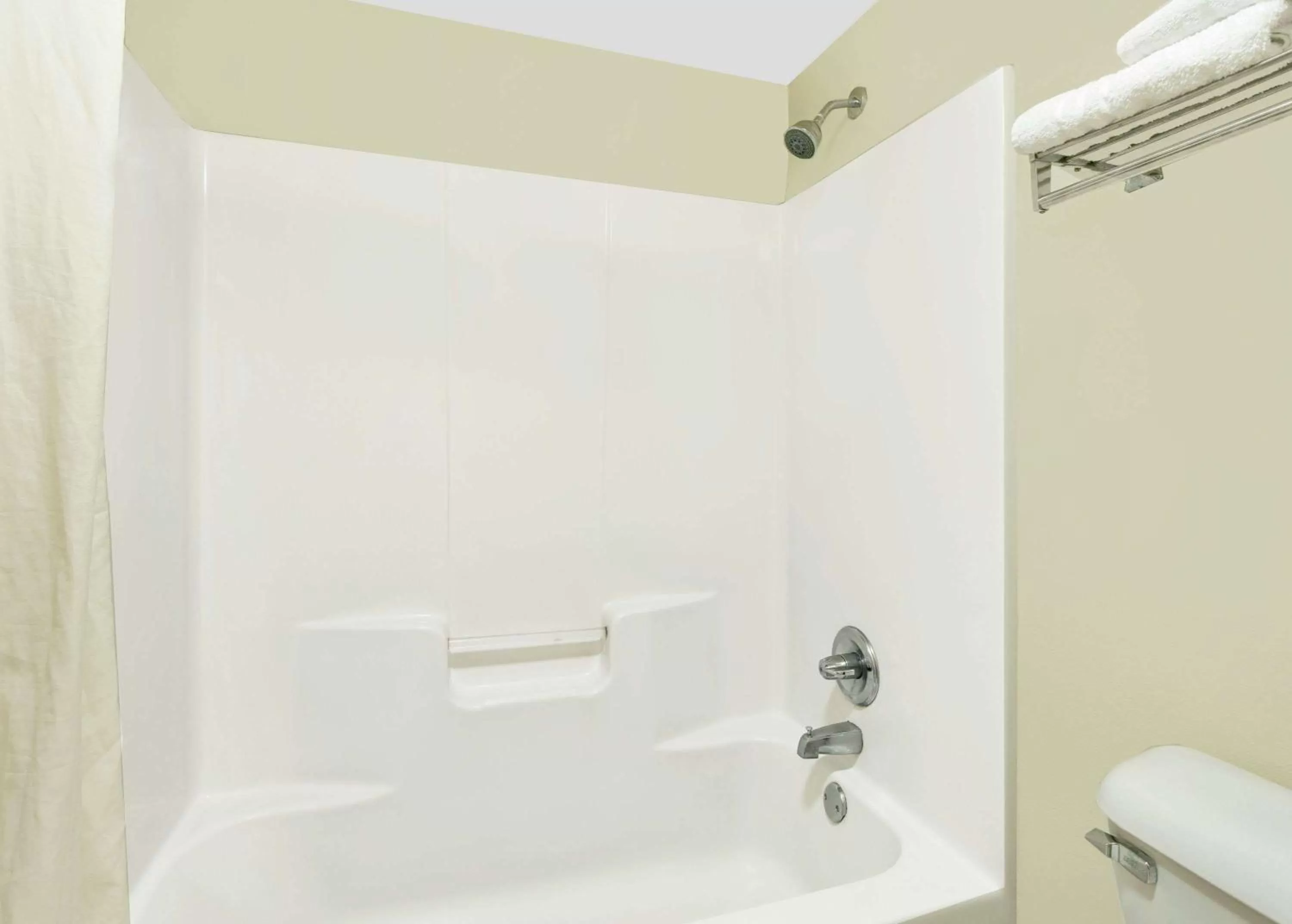 Bathroom in Super 8 by Wyndham Byron/South Macon