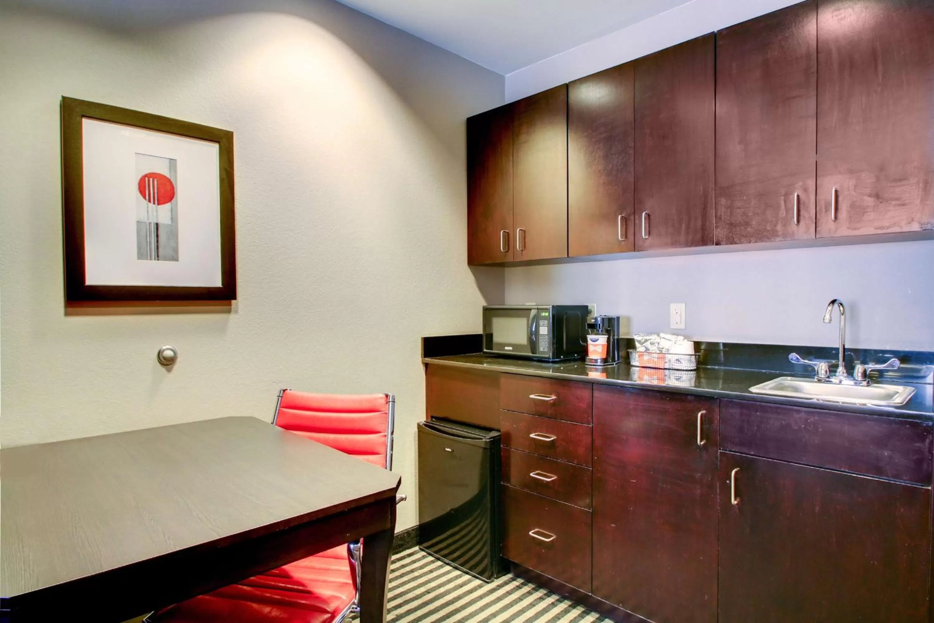 Kitchen or kitchenette in Hampton Inn Birmingham/Leeds