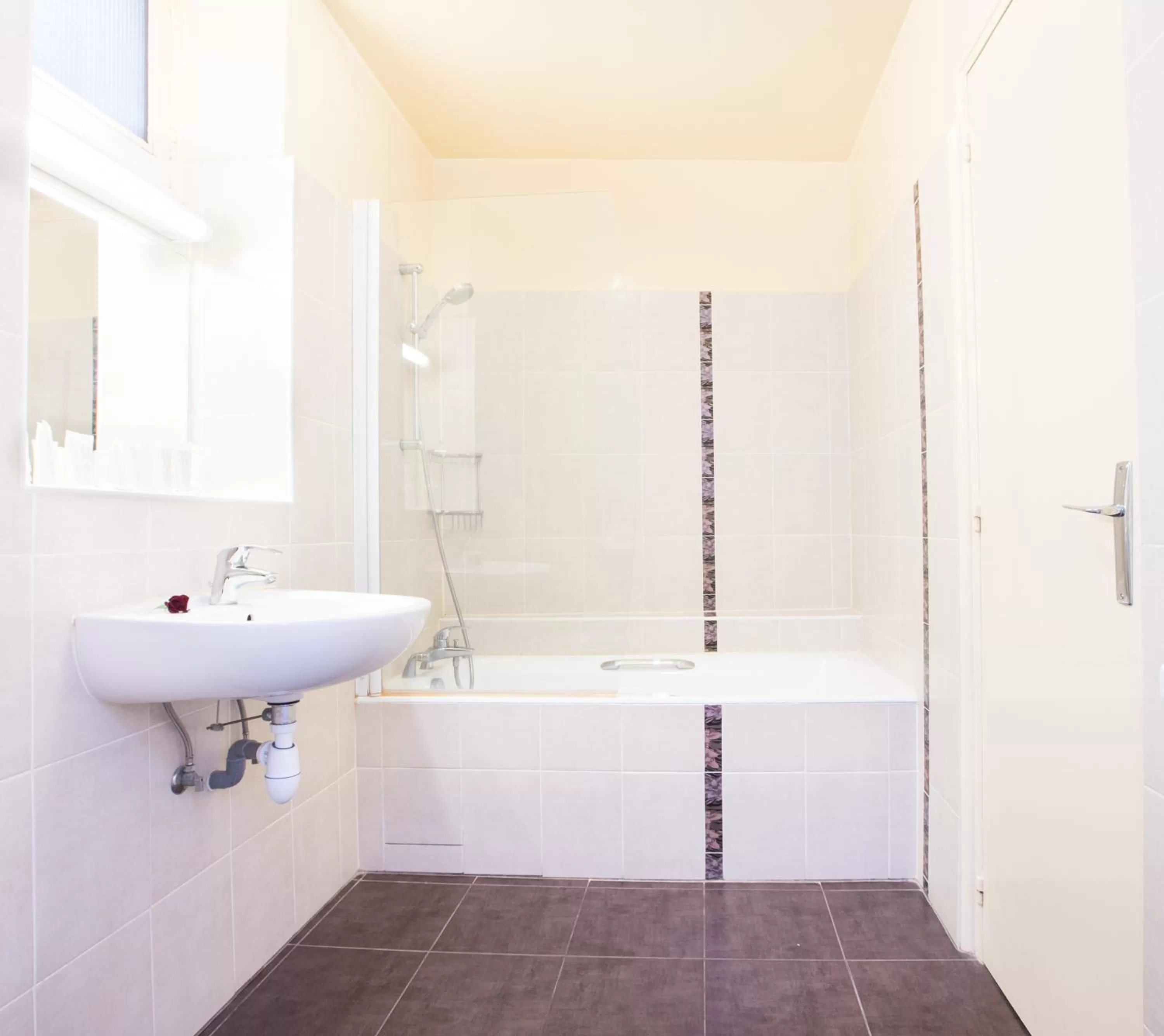 Bathroom in HOTEL DE PARIS MONTPARNASSE