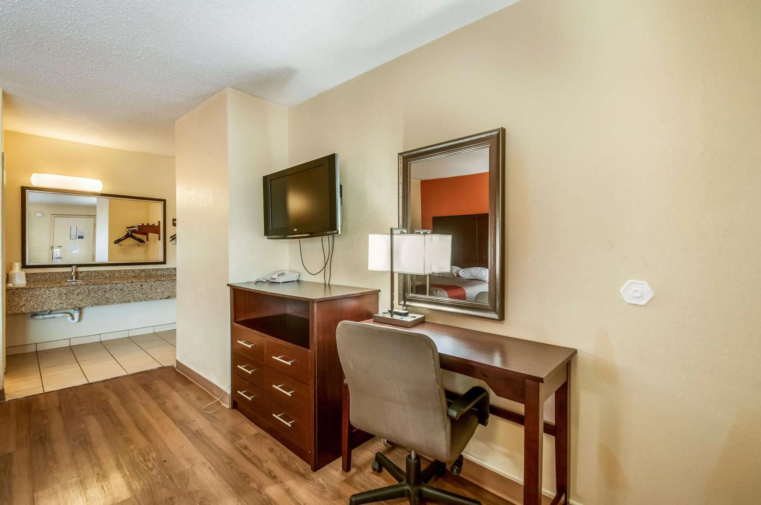 TV and multimedia in Motel 6-Washington, DC - Convention Center