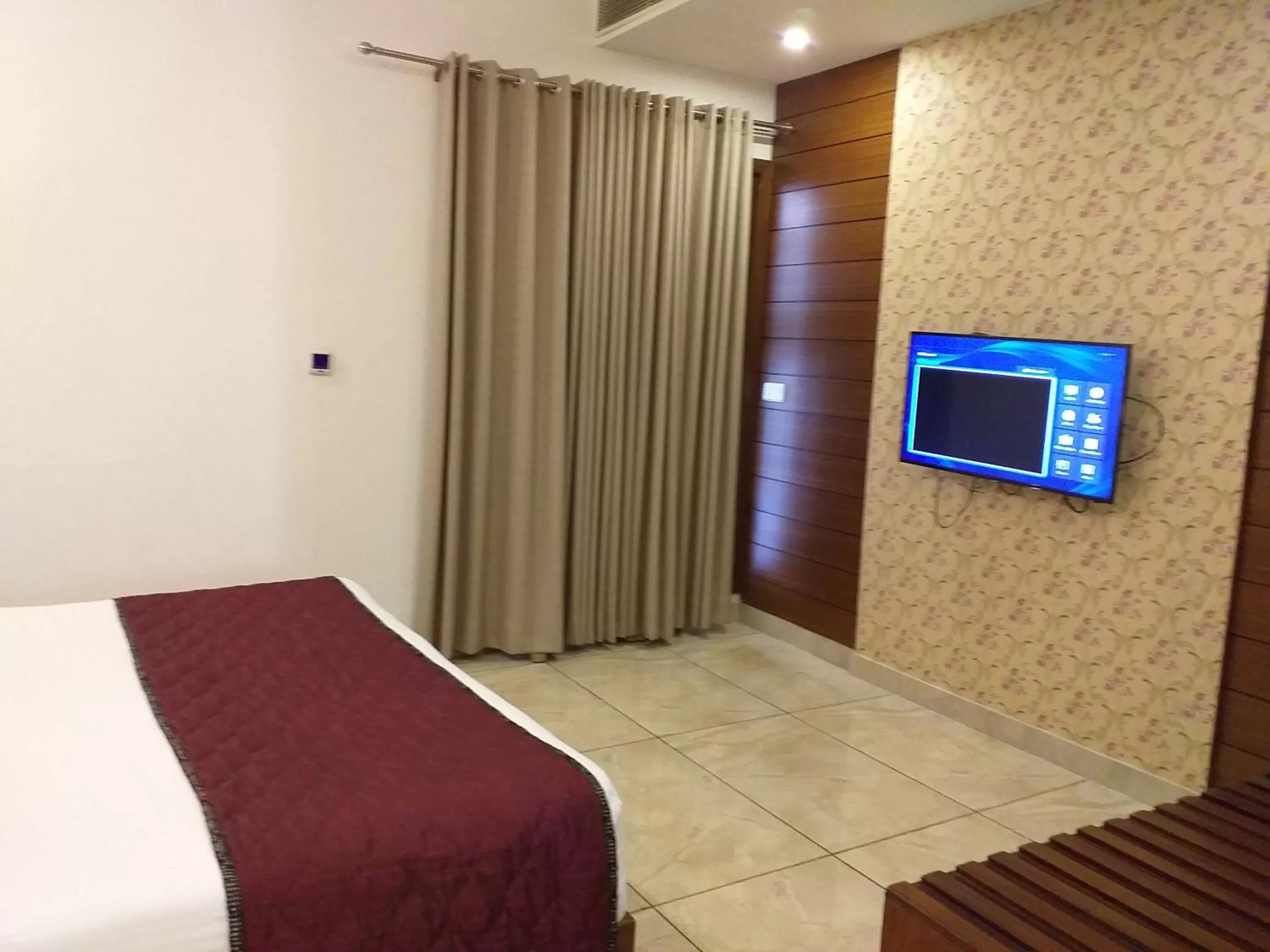 TV and multimedia, Bed in Grand Hotel Nawanshahr