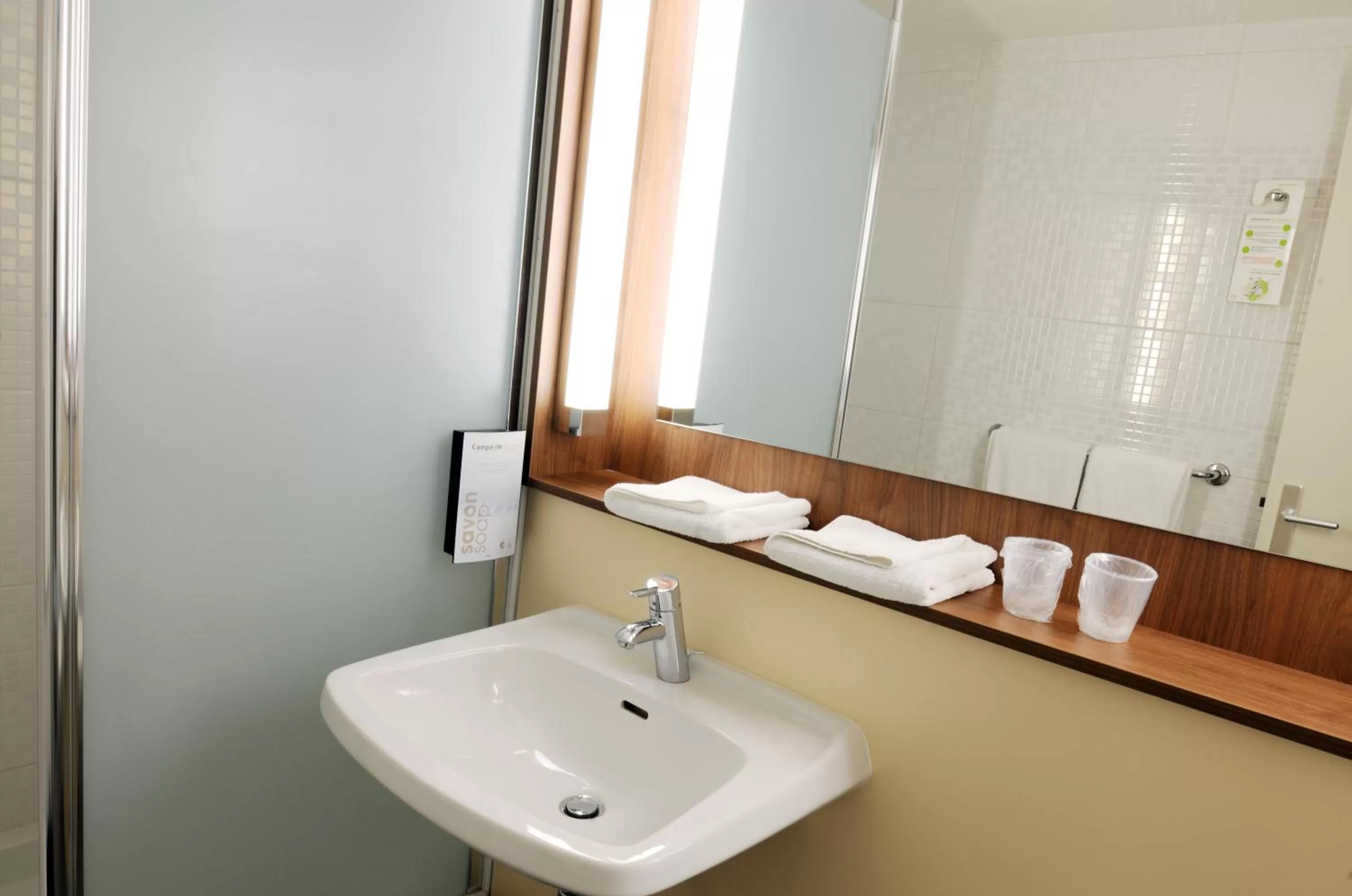 Bathroom in Campanile Château-Thierry