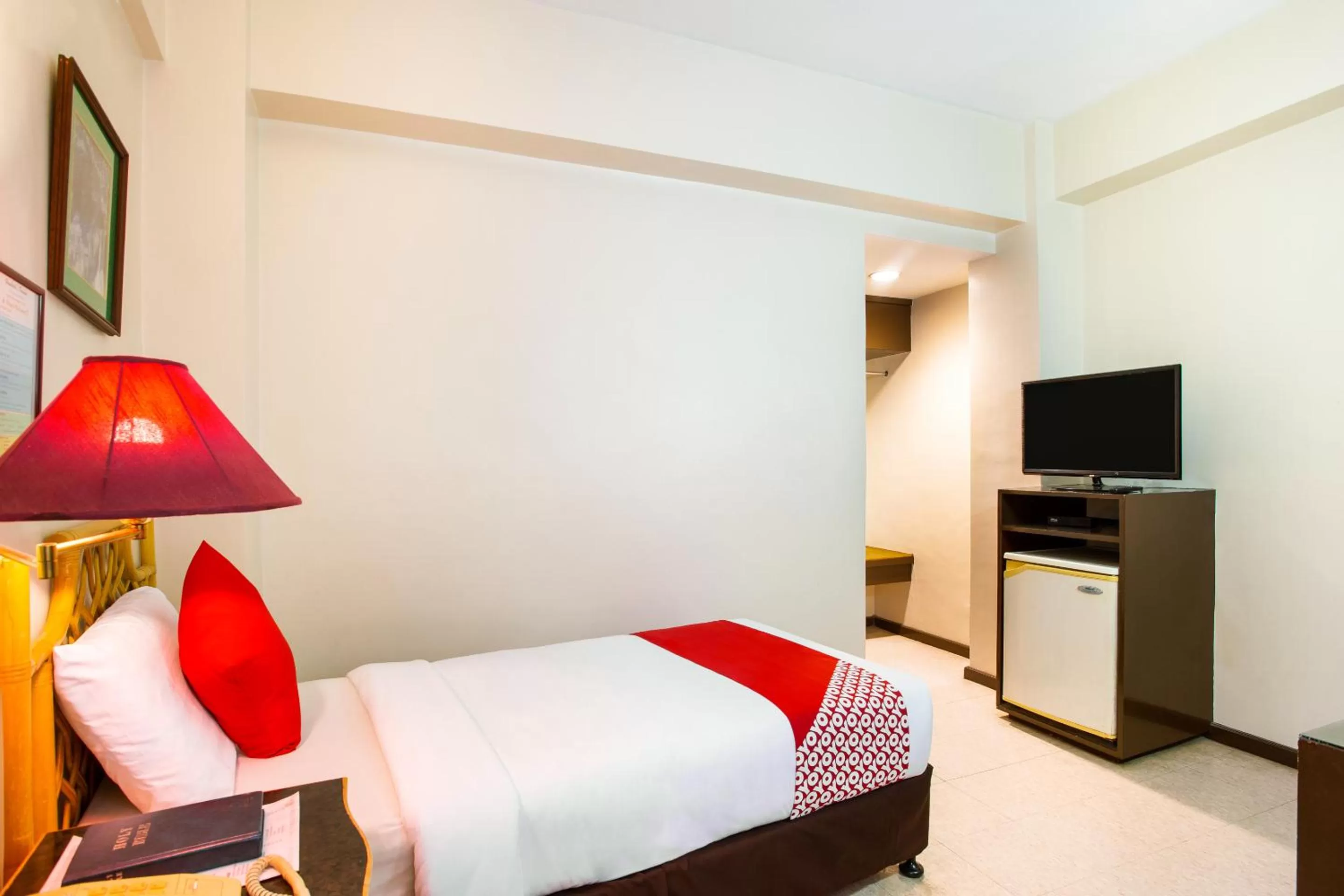 Bedroom, Bed in OYO 414 Humberto's Hotel