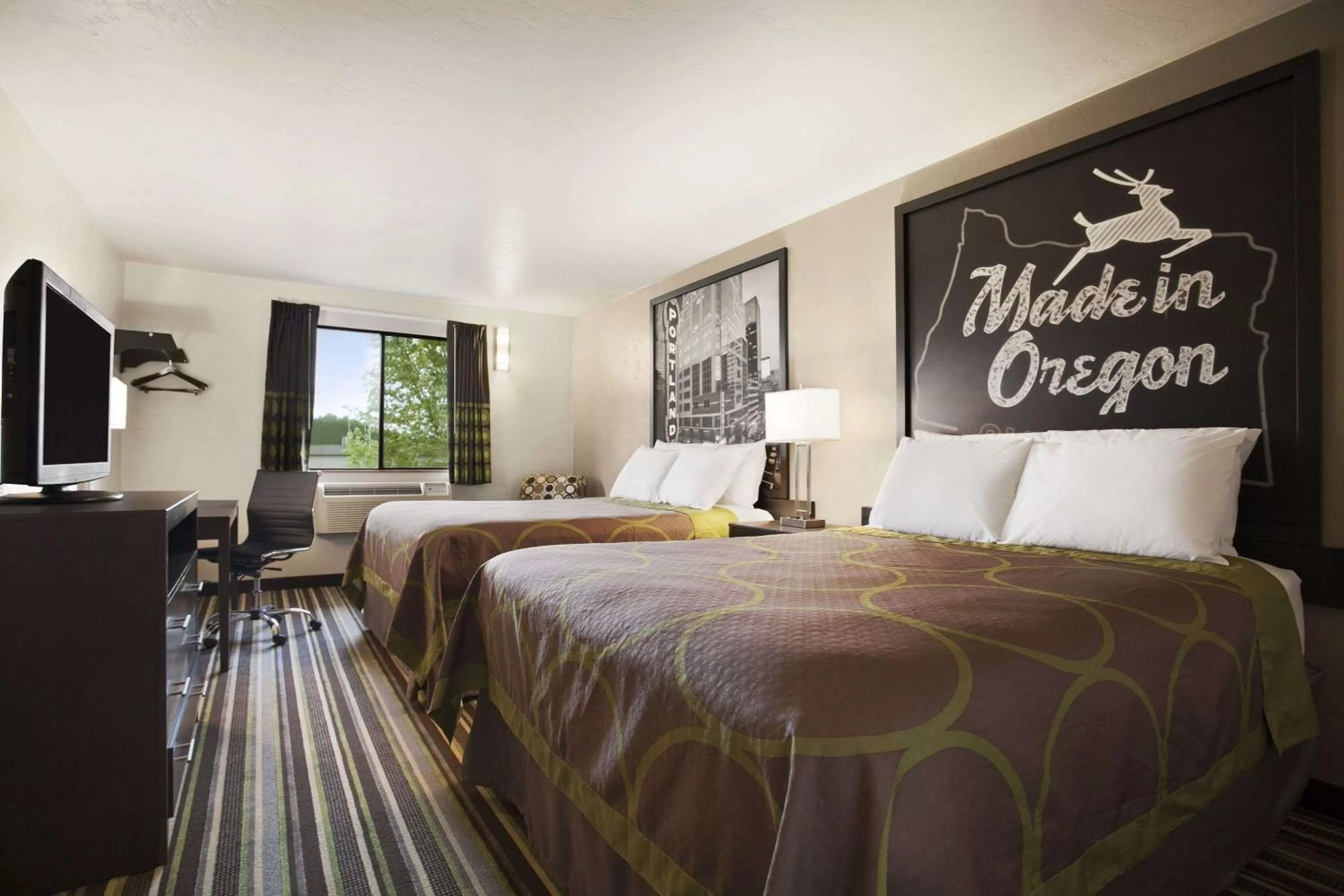 Photo of the whole room, Bed in Super 8 by Wyndham Portland Airport