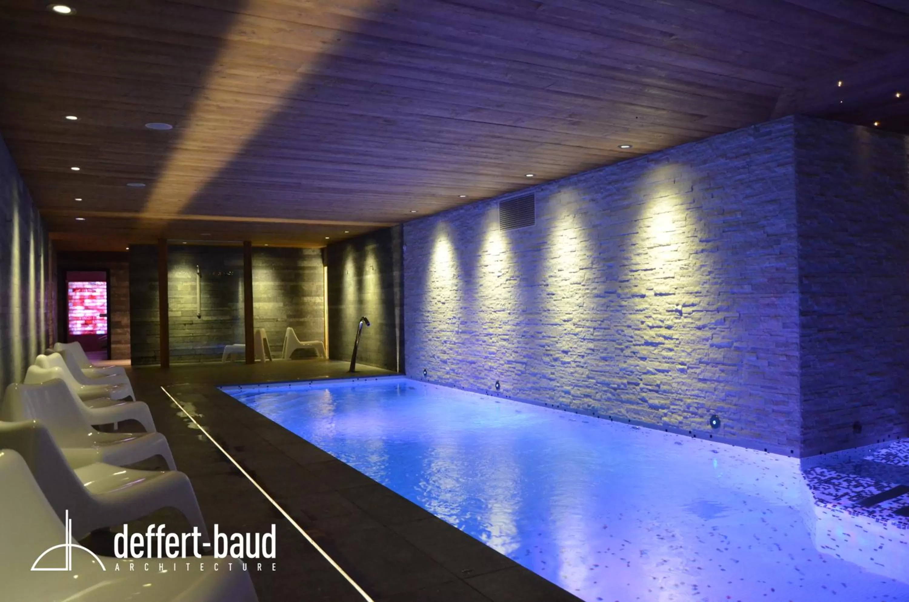 Swimming pool in Hôtel Spa Crychar