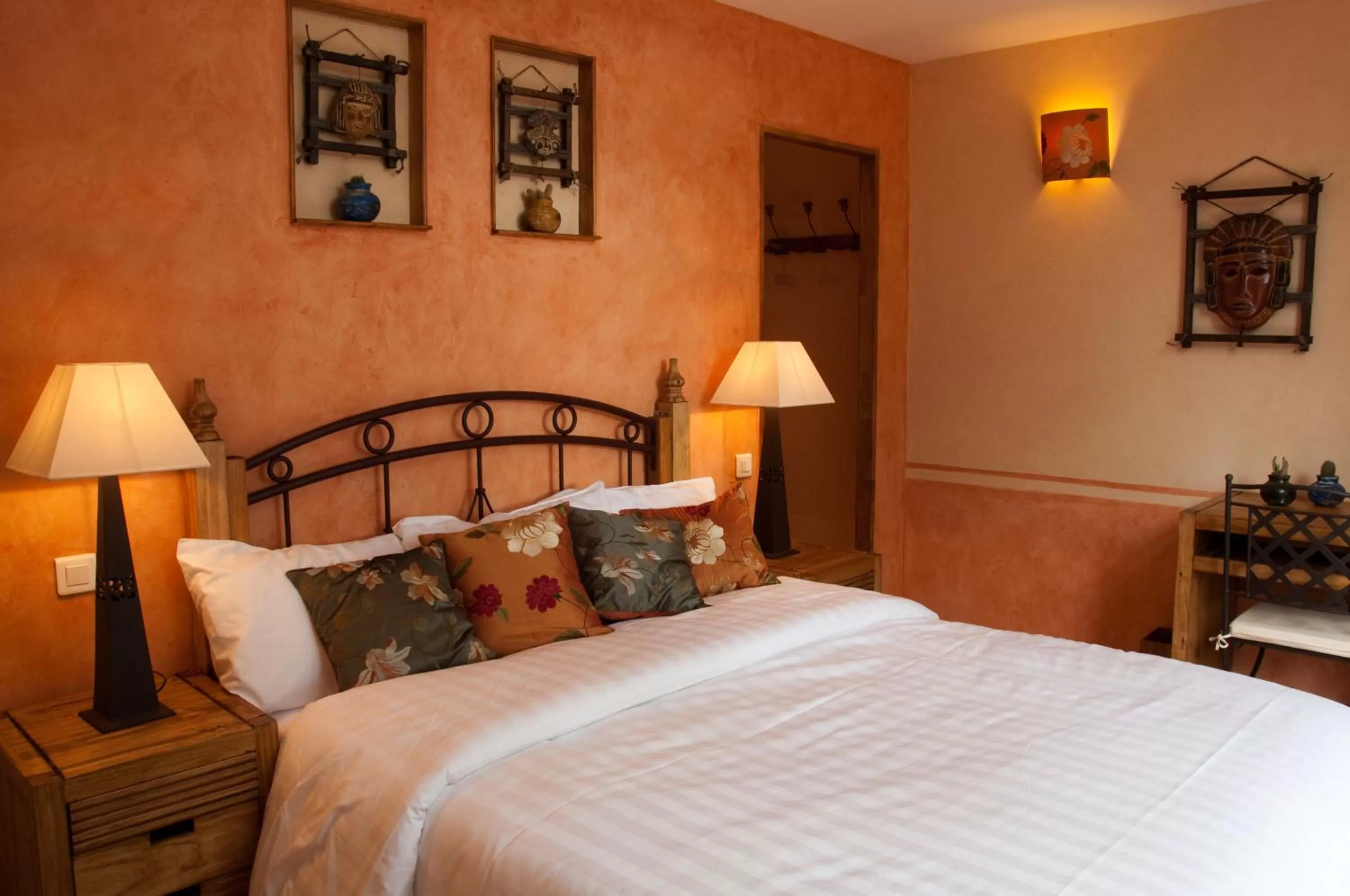 Photo of the whole room, Bed in Les Jardins de l'Hacienda