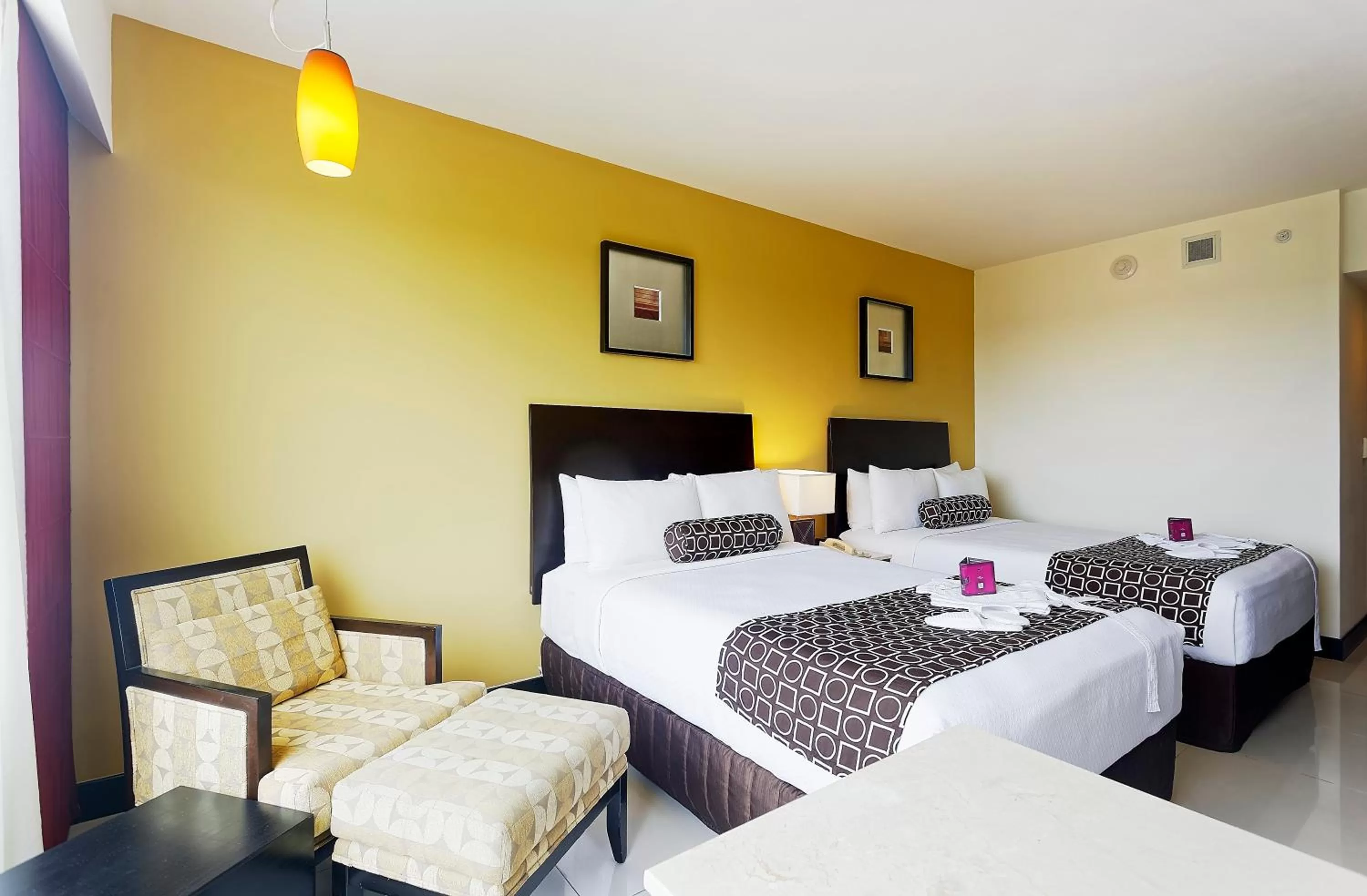 Photo of the whole room, Bed in Crowne Plaza Villahermosa by IHG