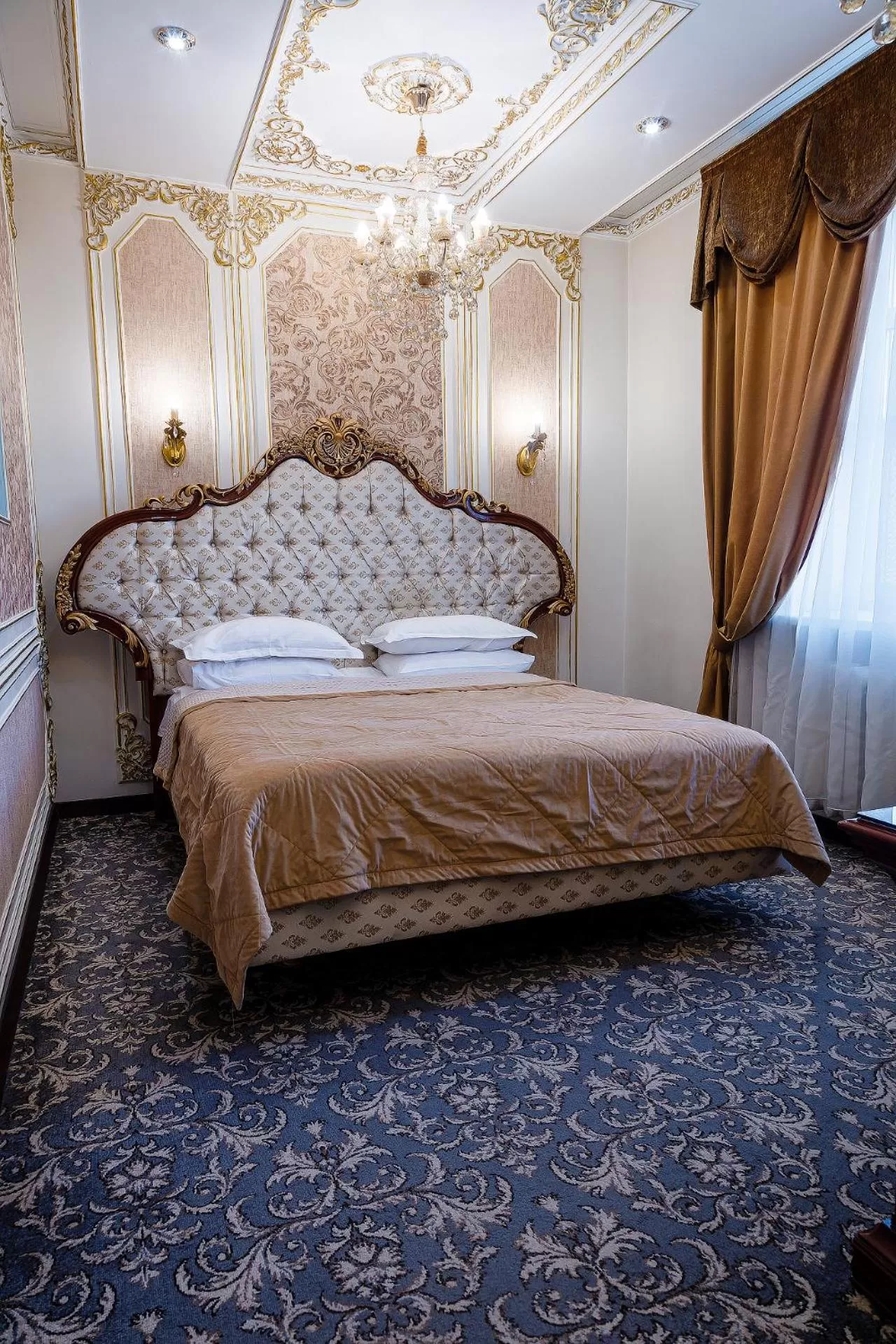 Property building, Bed in Lion Hotel