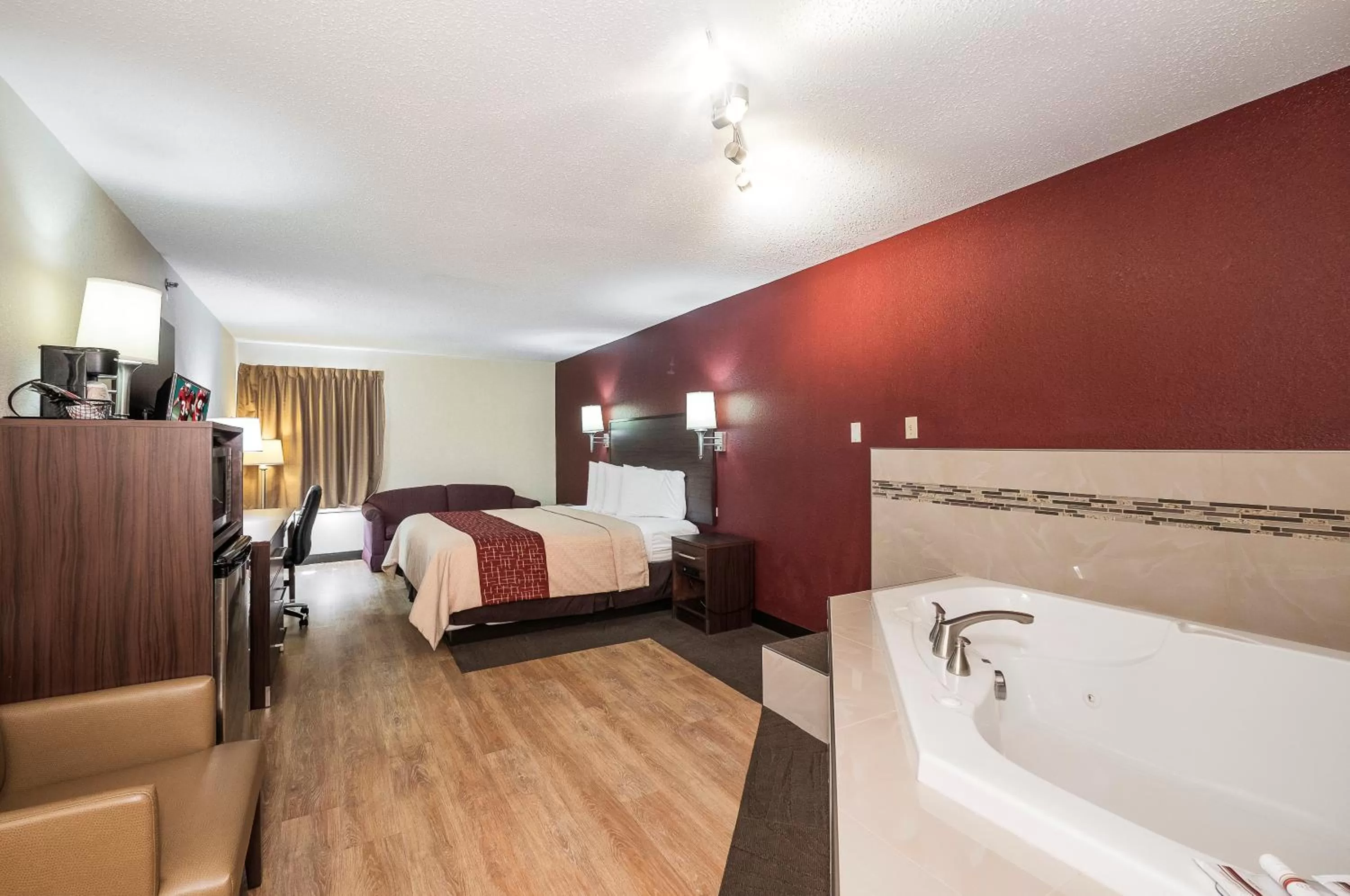 King Suite with Spa Bath - Non-Smoking in Red Roof Inn Lancaster