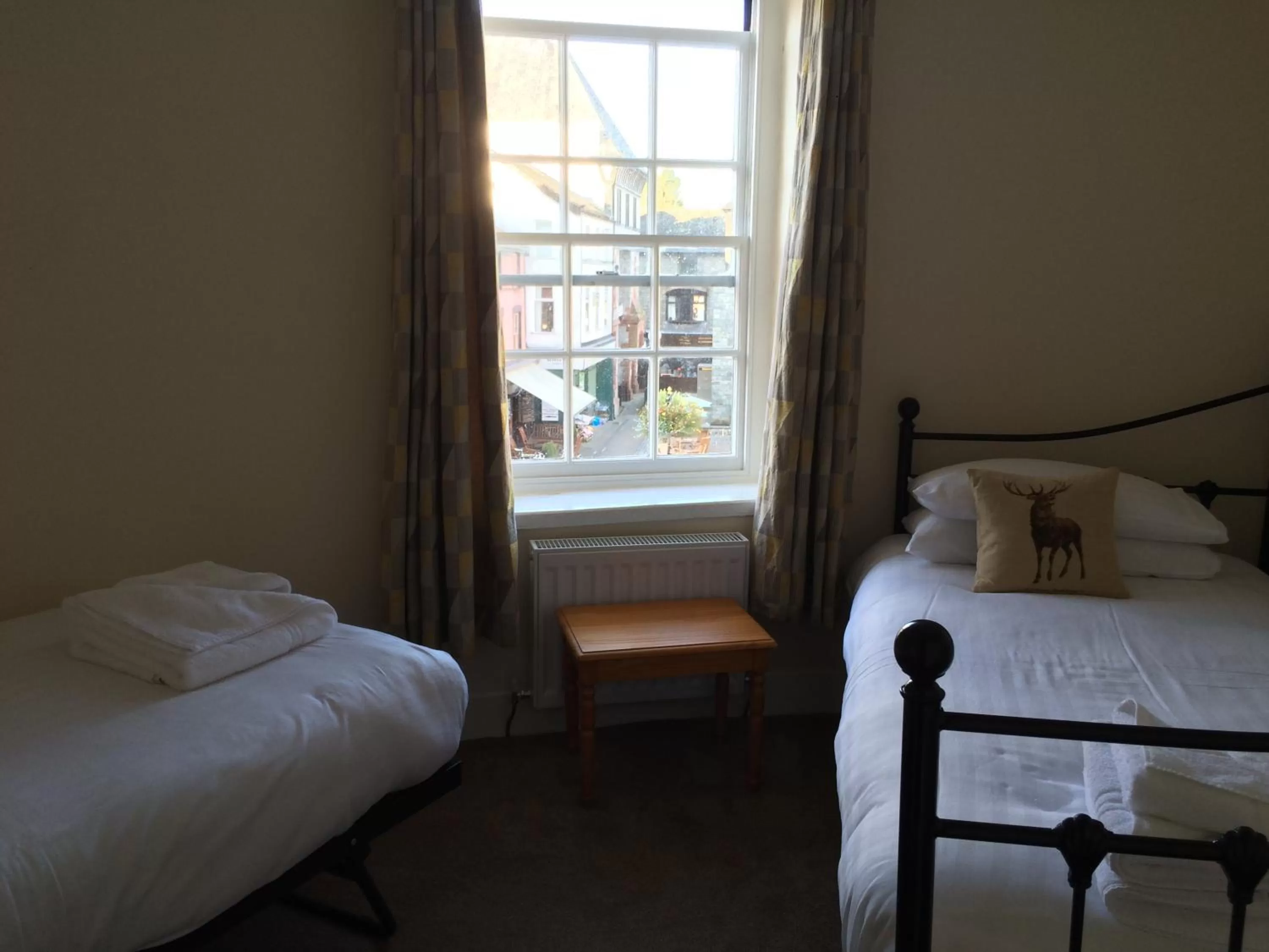 Bedroom, Bed in The Eagles Hotel