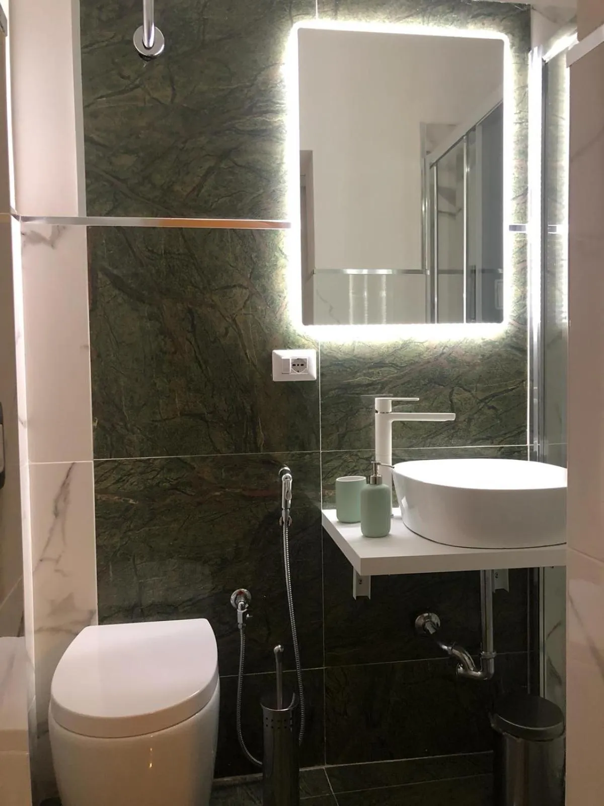 Toilet in The Place In Rome Guest House