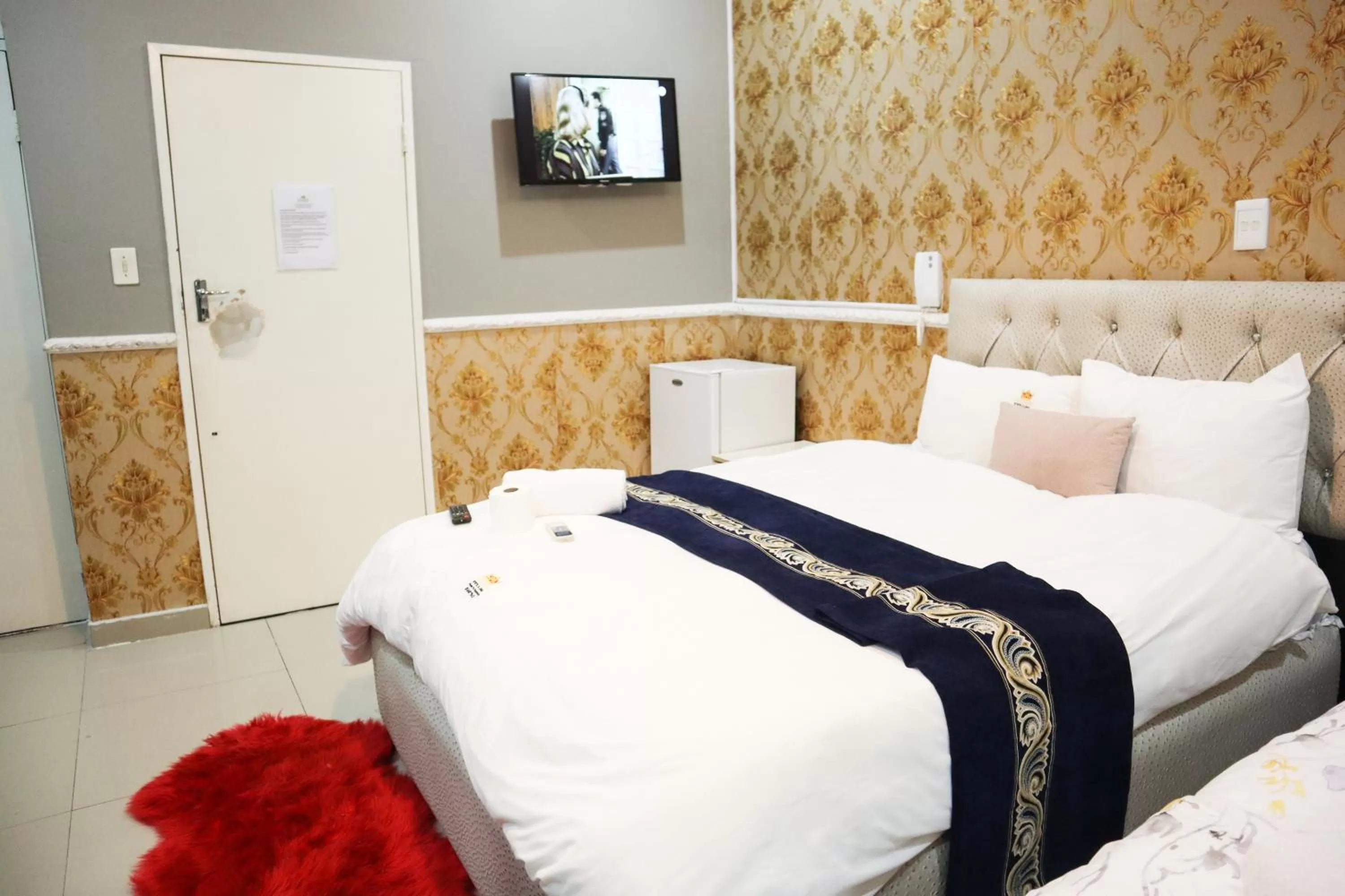 Bedroom, Bed in Gold Crown International Hotel Johannesburg