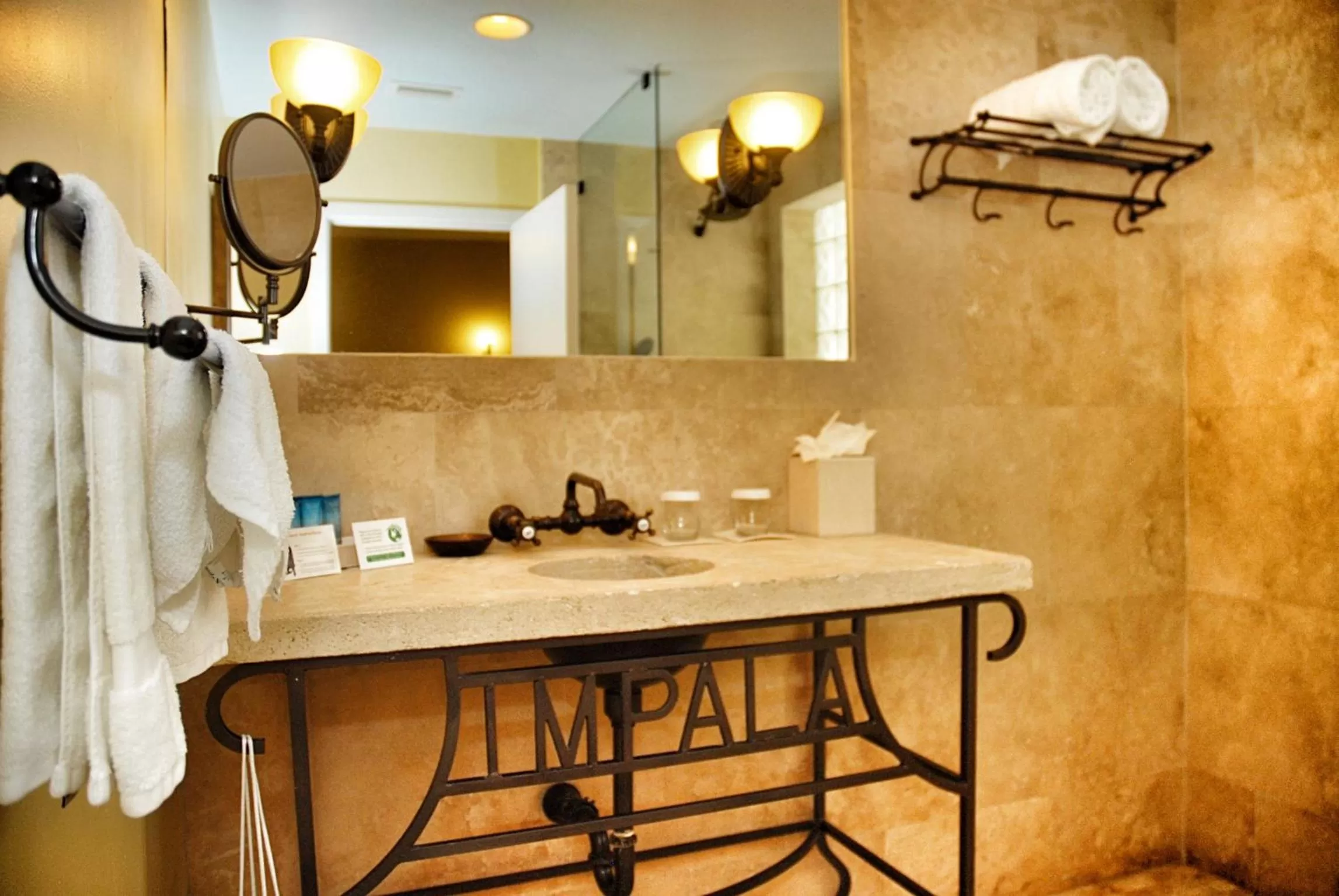 Deluxe King Room in Hotel Impala by LuxUrban