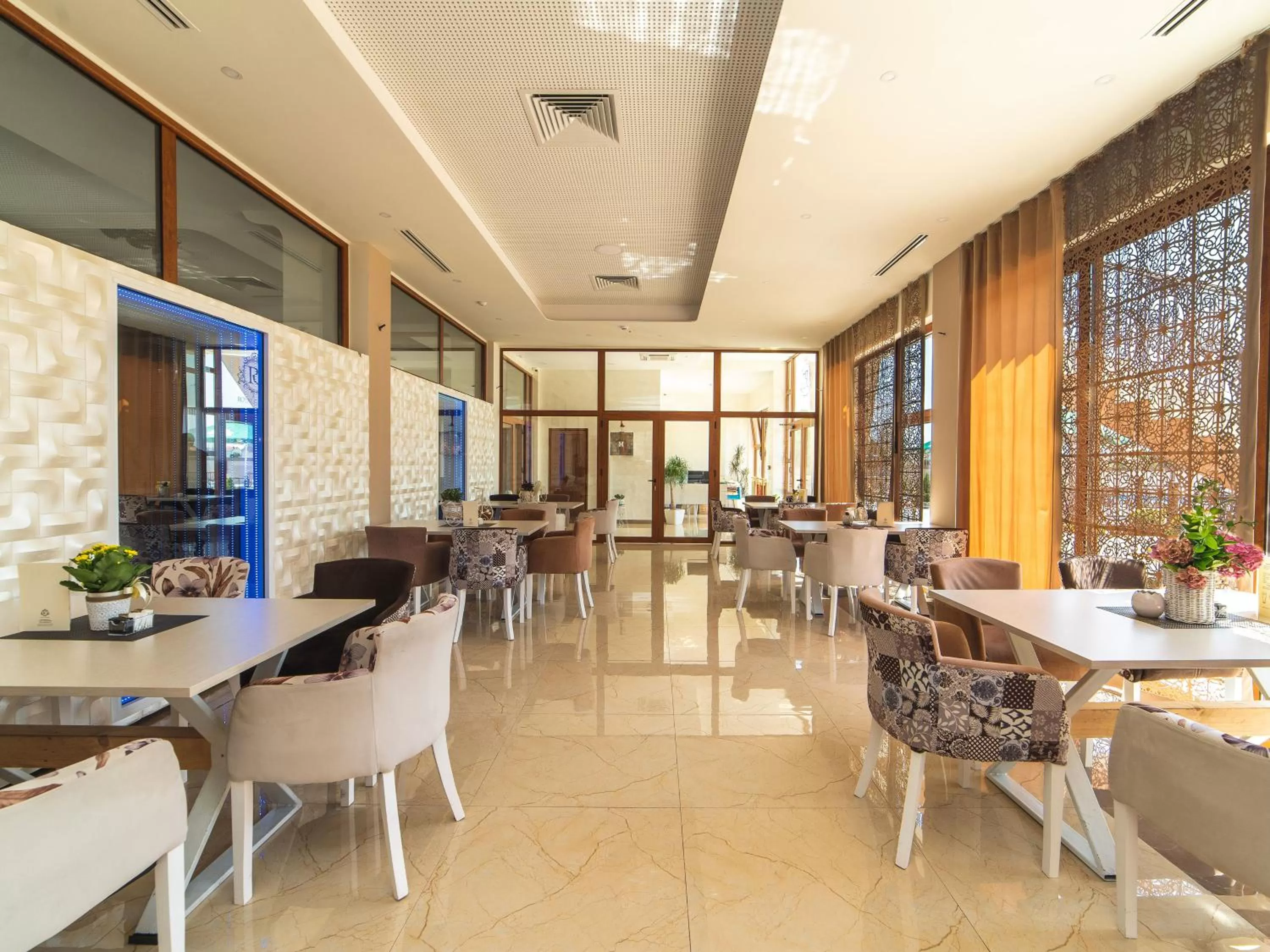 Restaurant/places to eat in Hotel Royal Garden