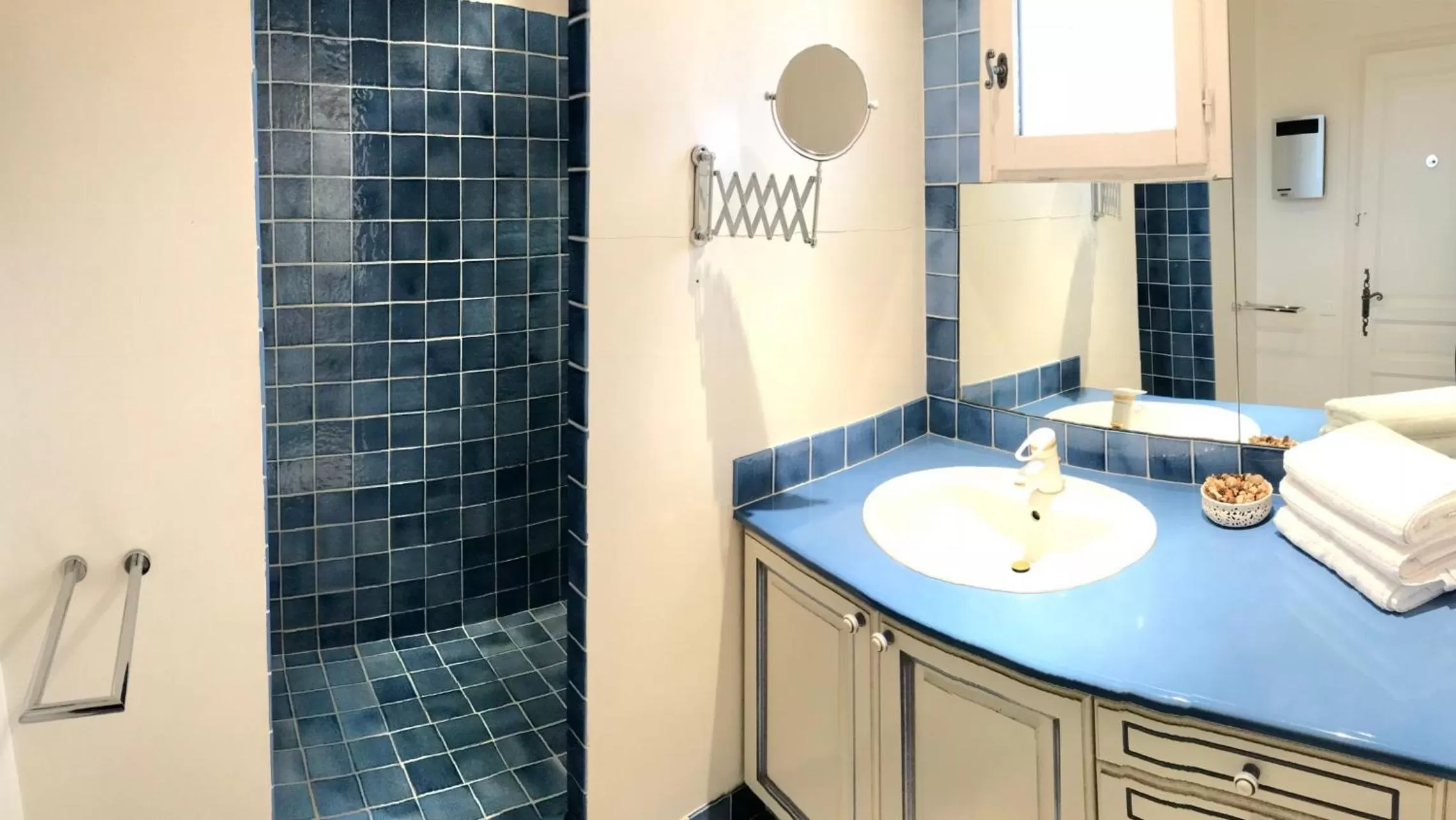 Bathroom in Villa La Source 83 - room close to St Tropez