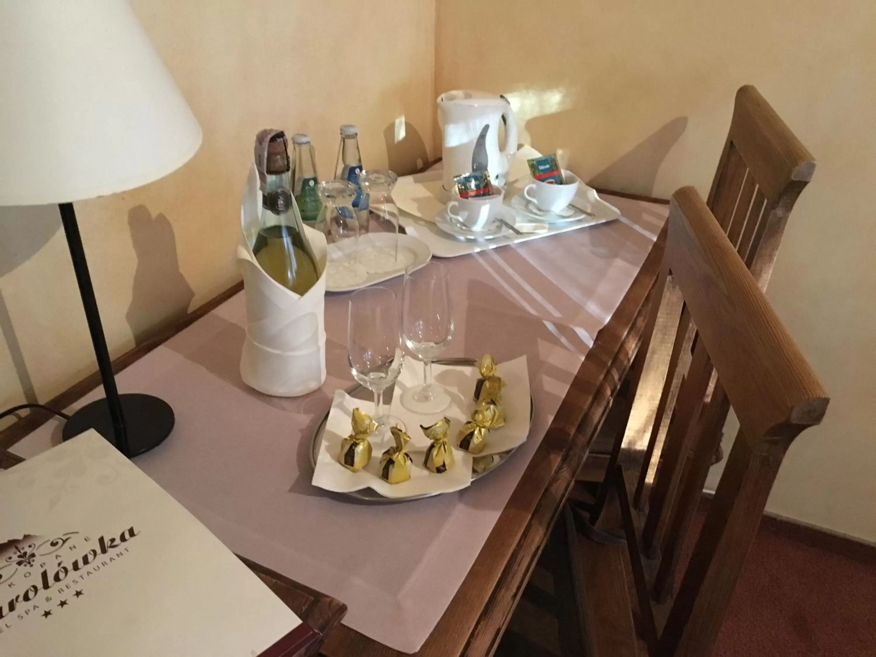 Coffee/tea facilities in Hotel Dwór Karolówka