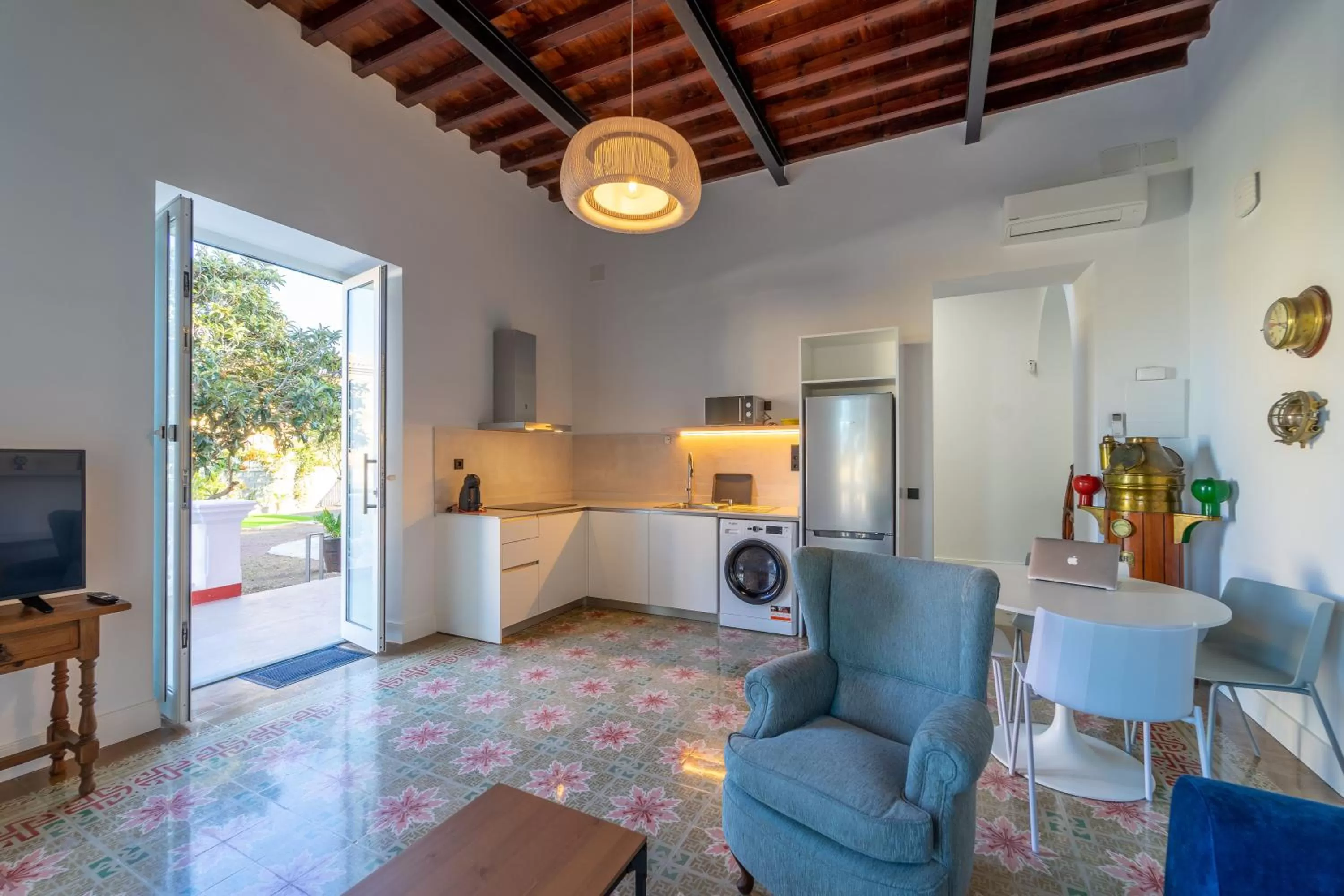 Kitchen or kitchenette in Albor Suites