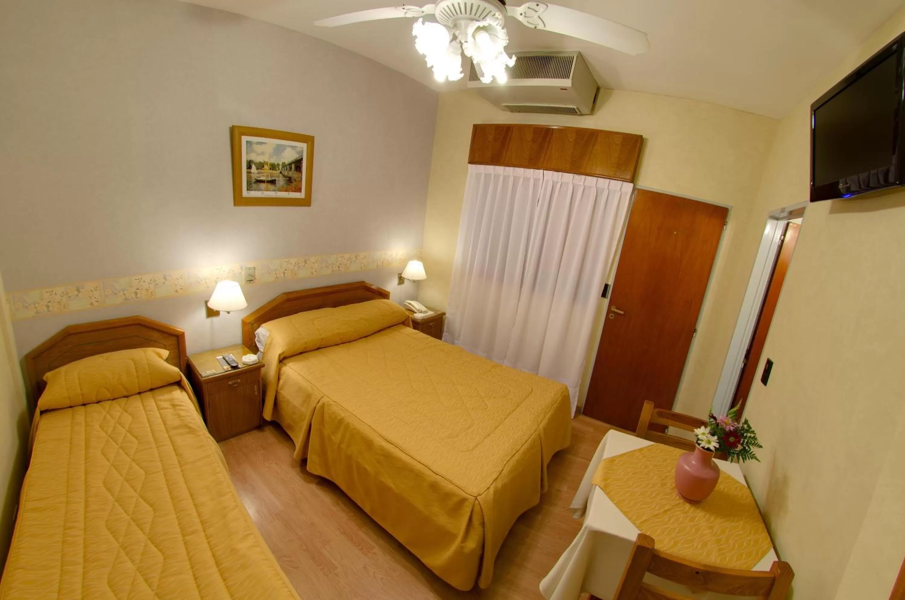 TV and multimedia, Bed in Hotel Internacional