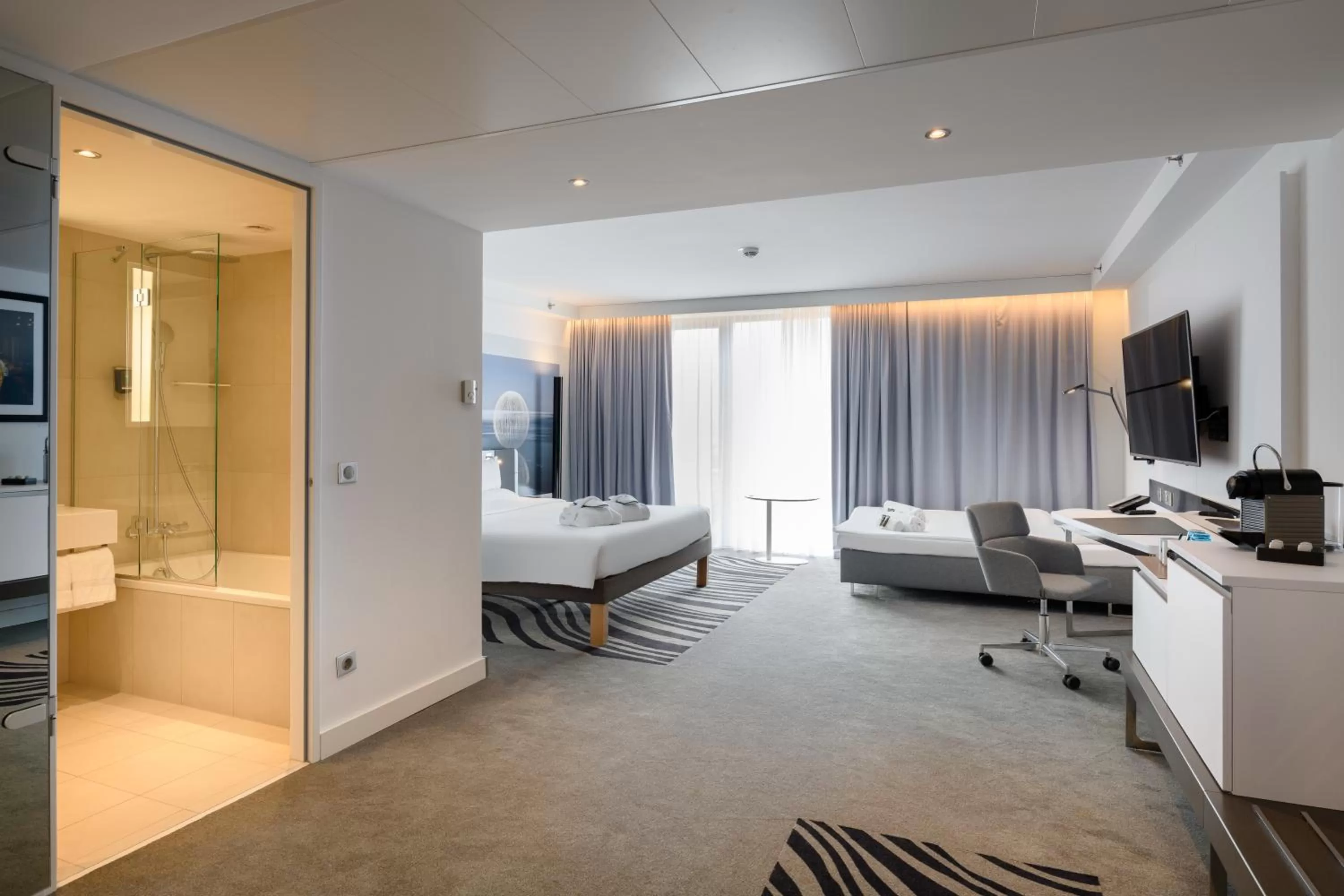 Photo of the whole room in Novotel Wien Hauptbahnhof