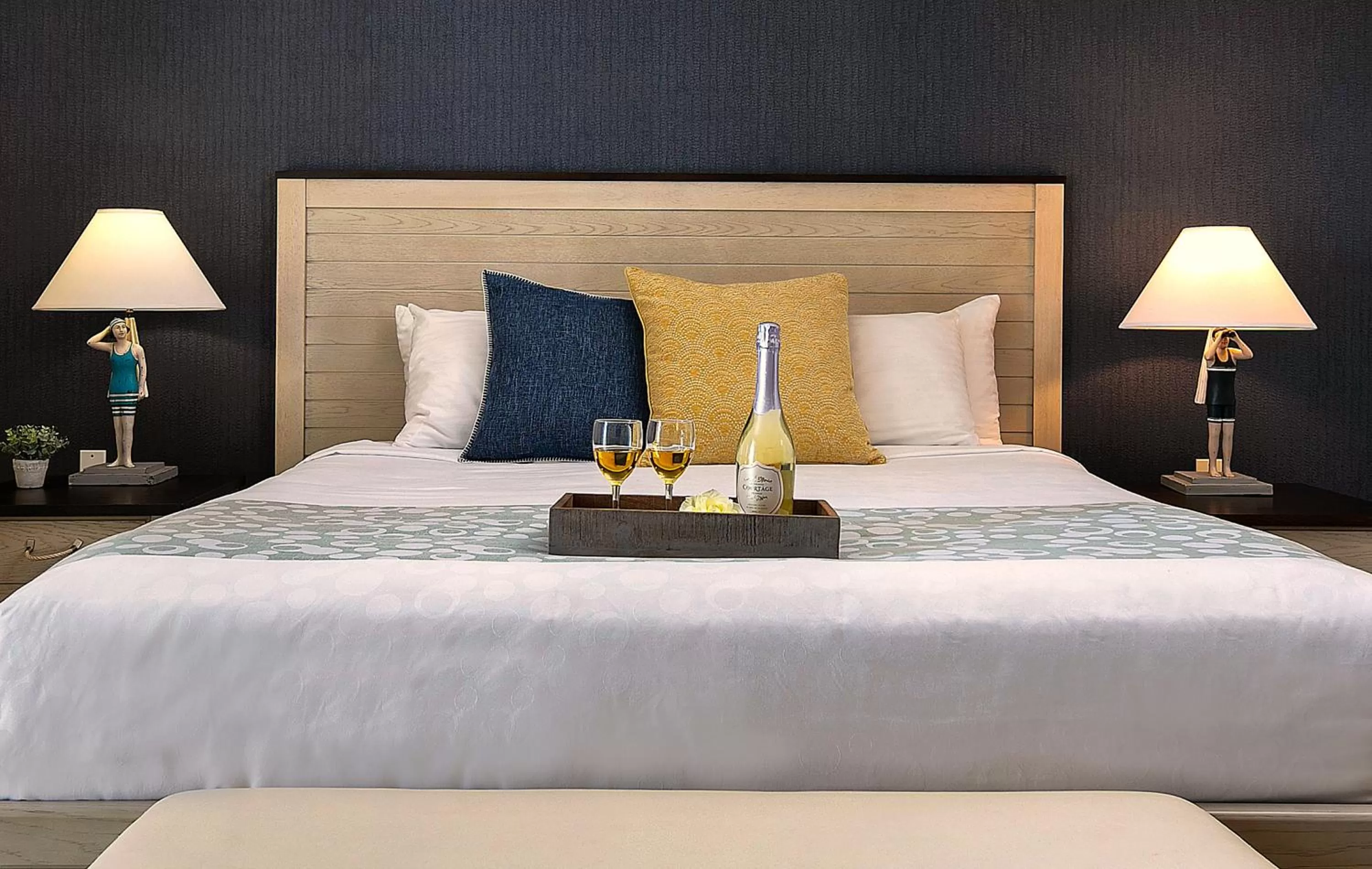 Bedroom, Bed in Pismo Lighthouse Suites