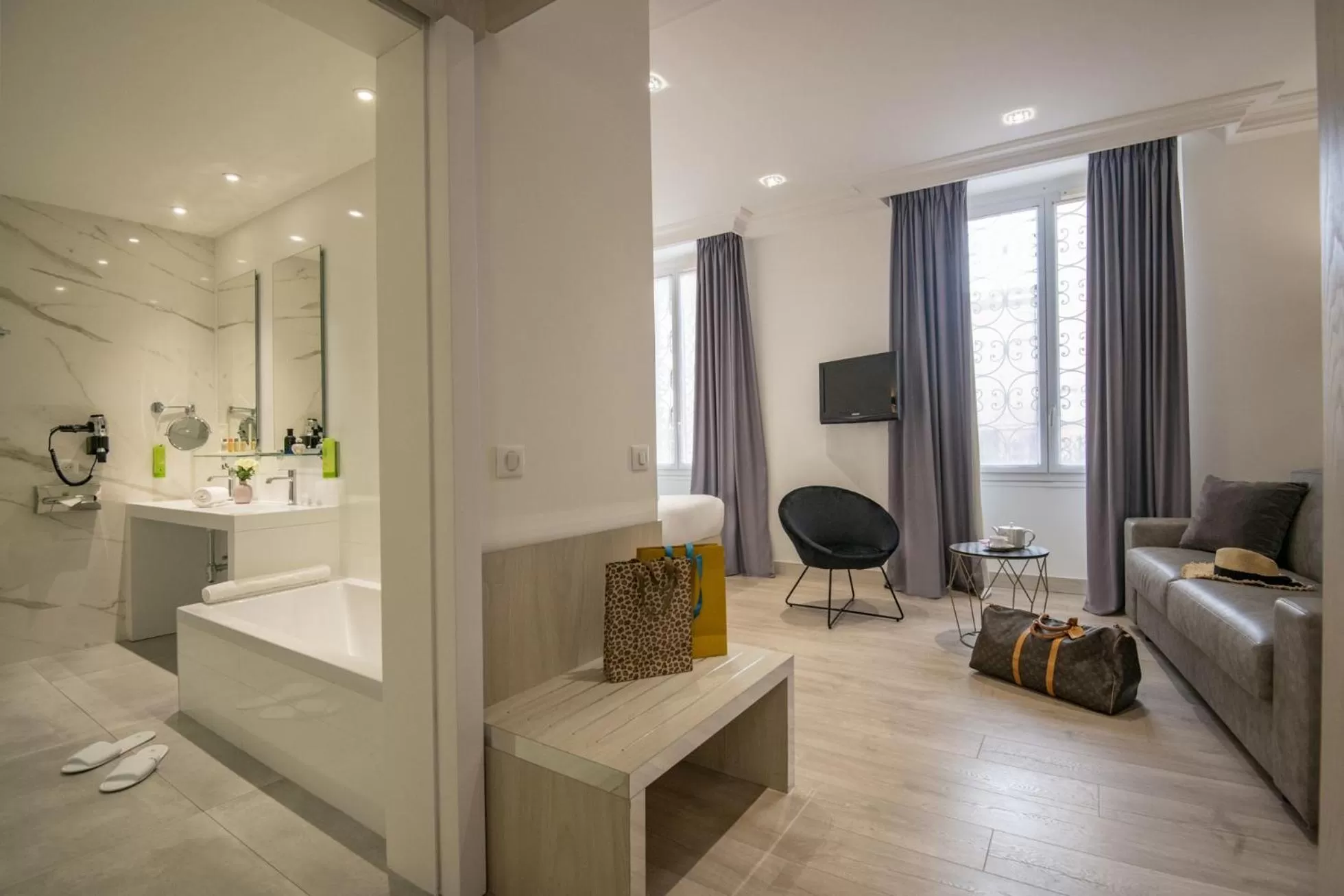 Seating area in GOLDEN TULIP CANNES HOTEL de PARIS