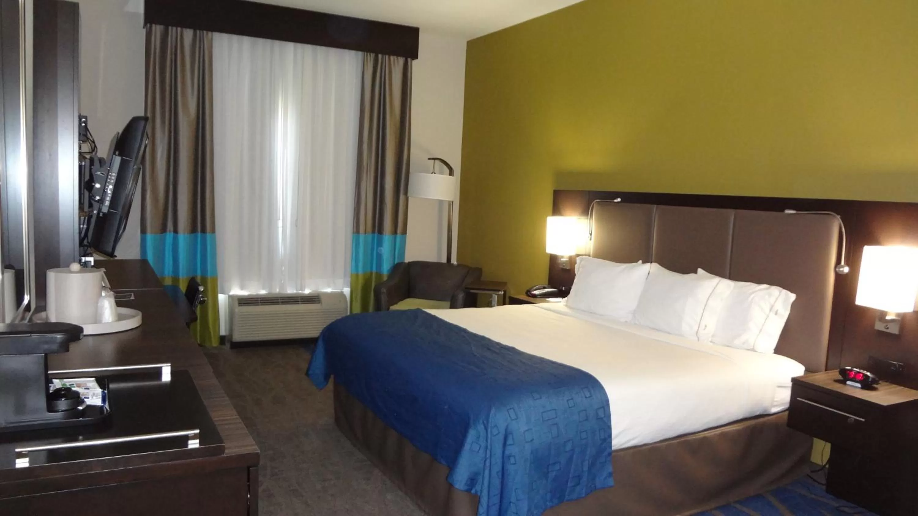 Photo of the whole room, Bed in Holiday Inn Express El Reno by IHG