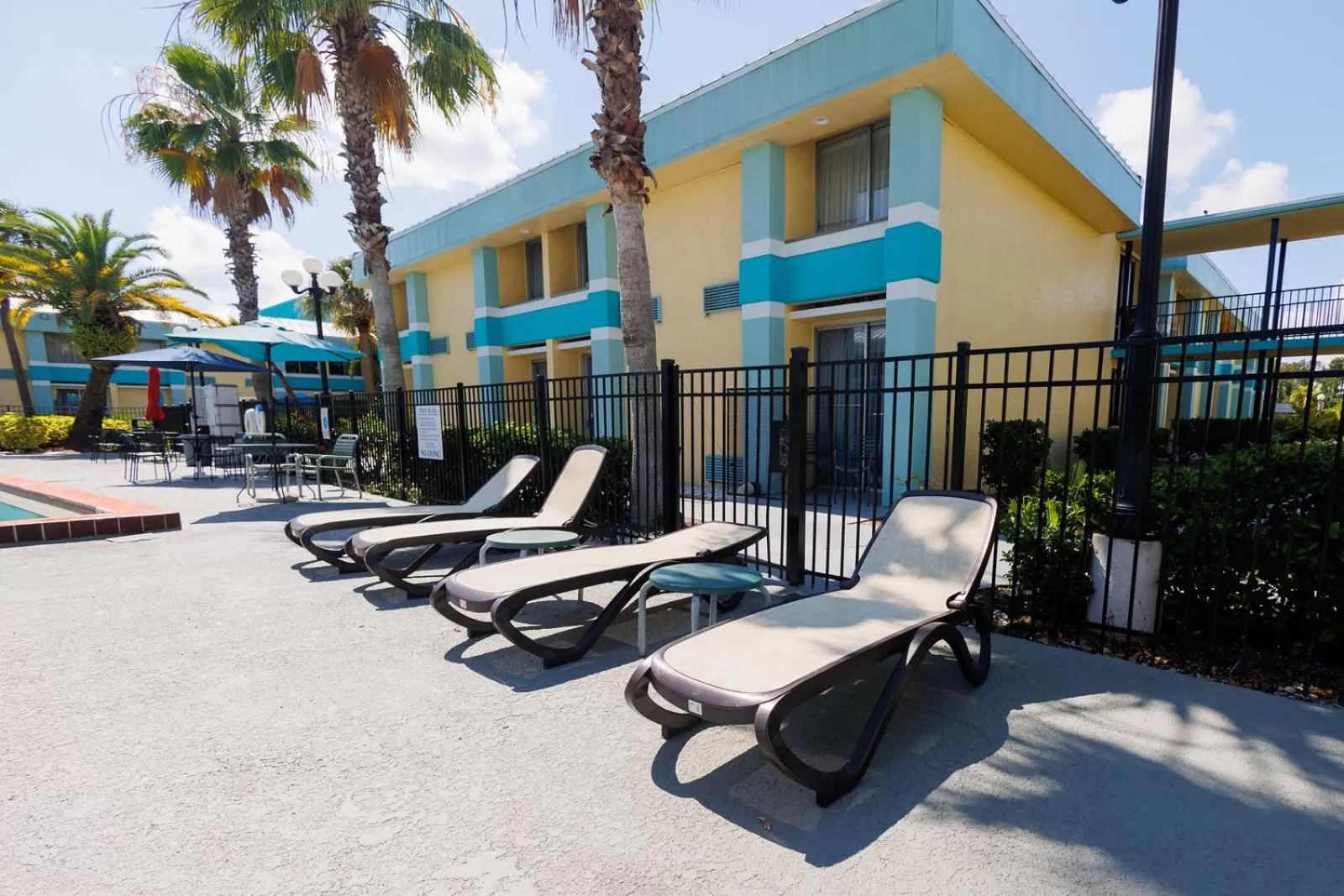 Swimming pool in Garnet Inn & Suites, Orlando