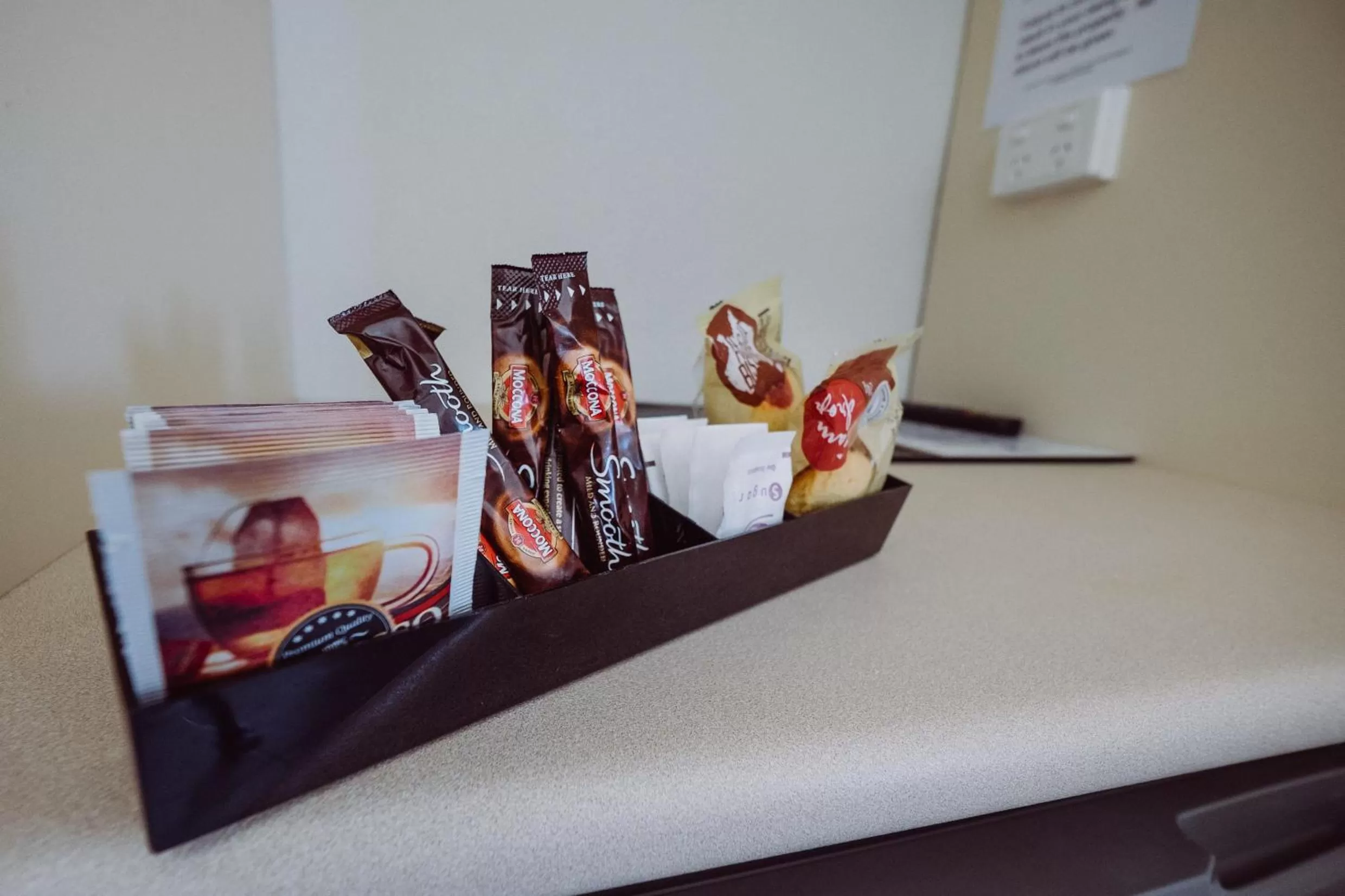 Coffee/tea facilities, Bed in Artesian Spa Motel