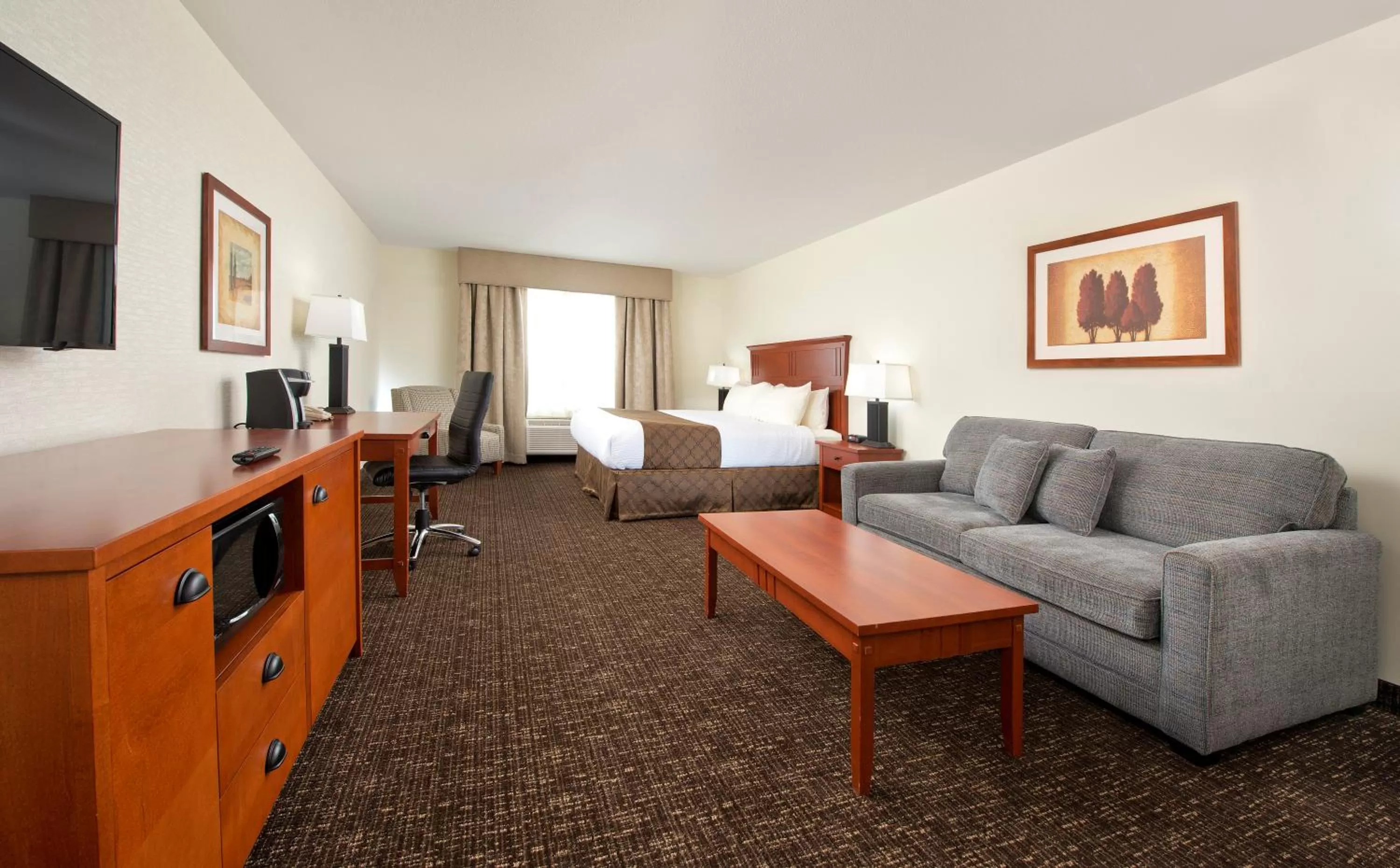 Bedroom, Seating Area in Gold Eagle Lodge