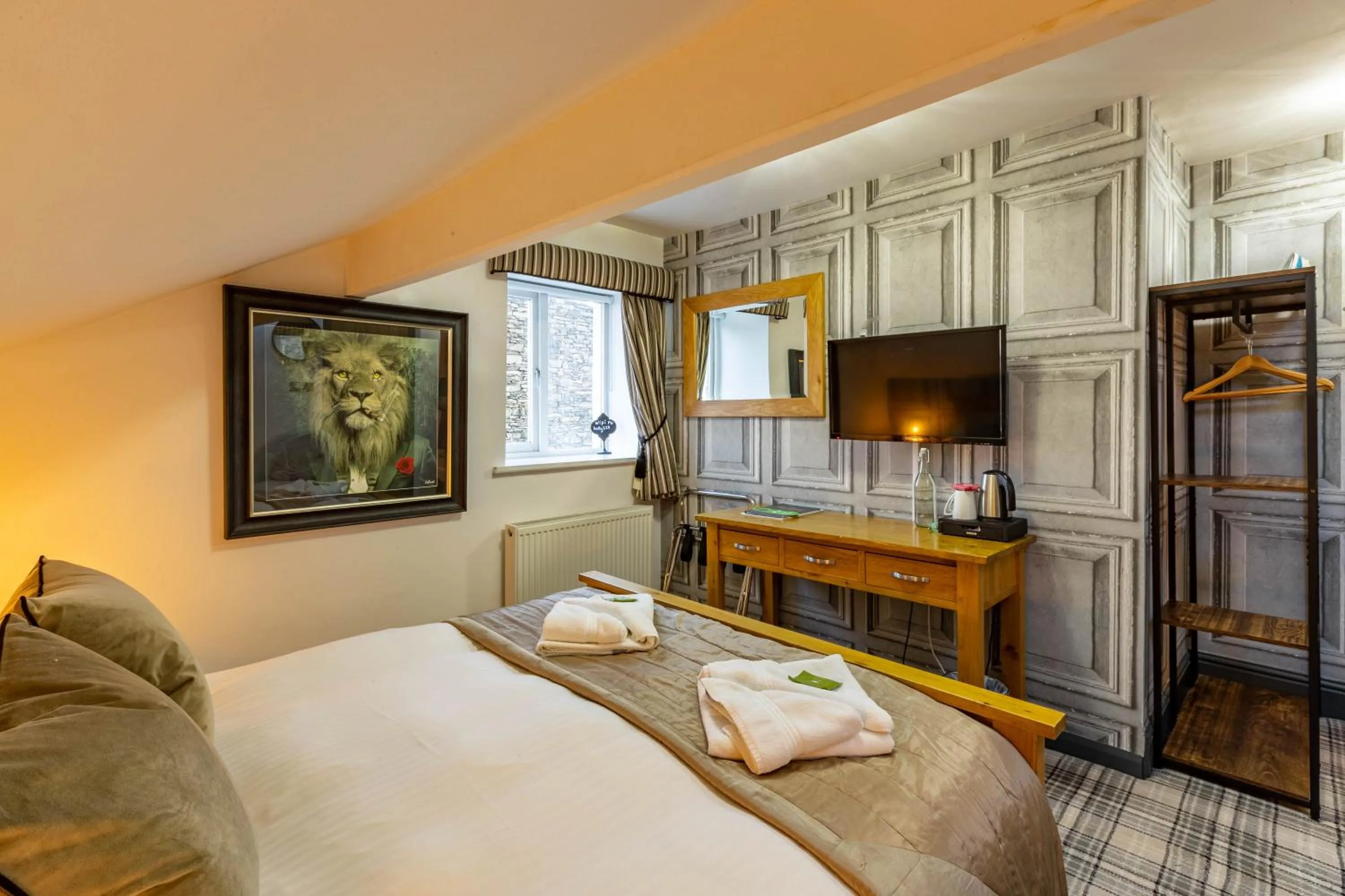 TV and multimedia, Bed in Holly Lodge Guest House with FREE off site health club