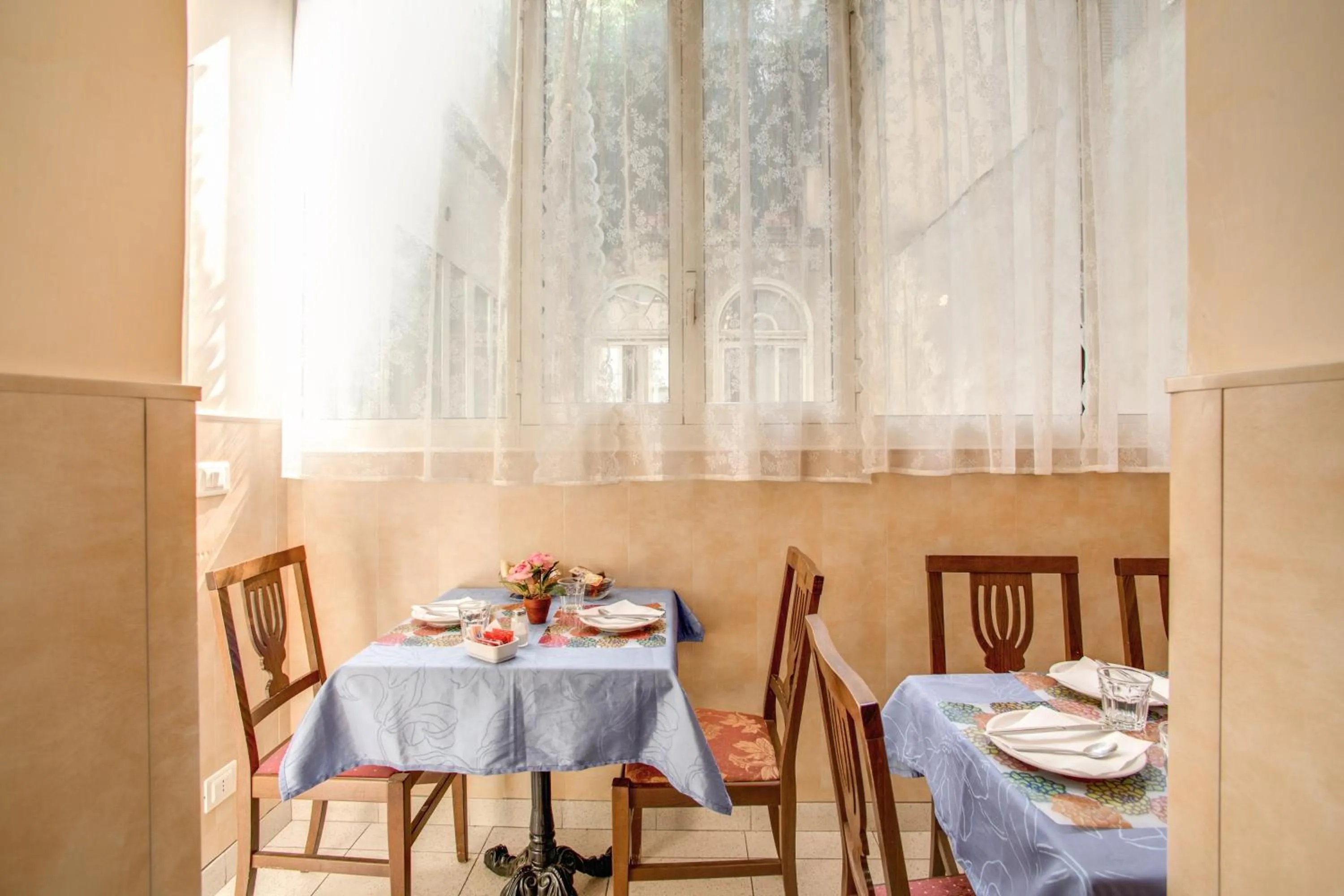 Restaurant/places to eat in Hotel Caravaggio