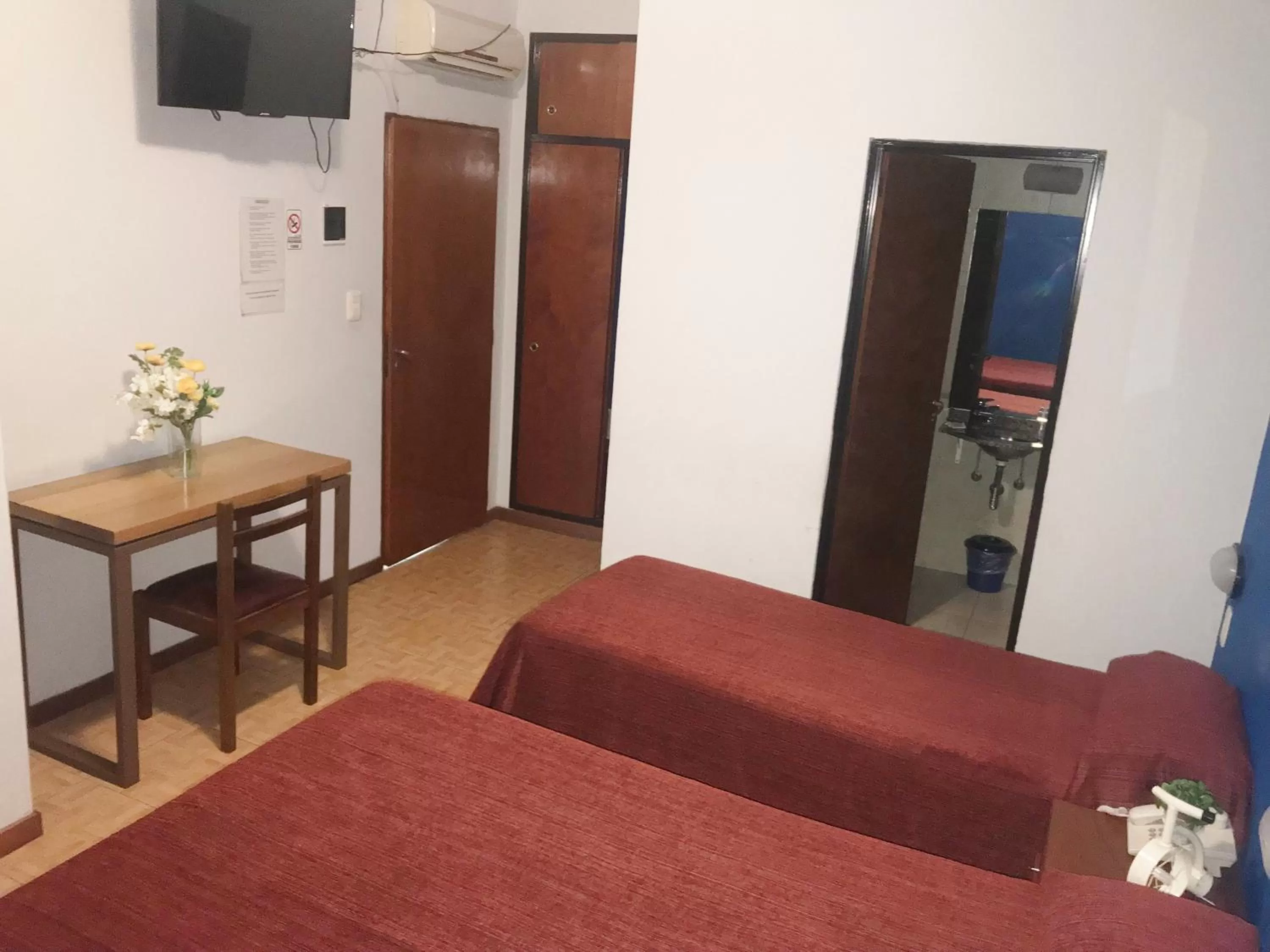 Photo of the whole room, Bed in Hotel Alcazar