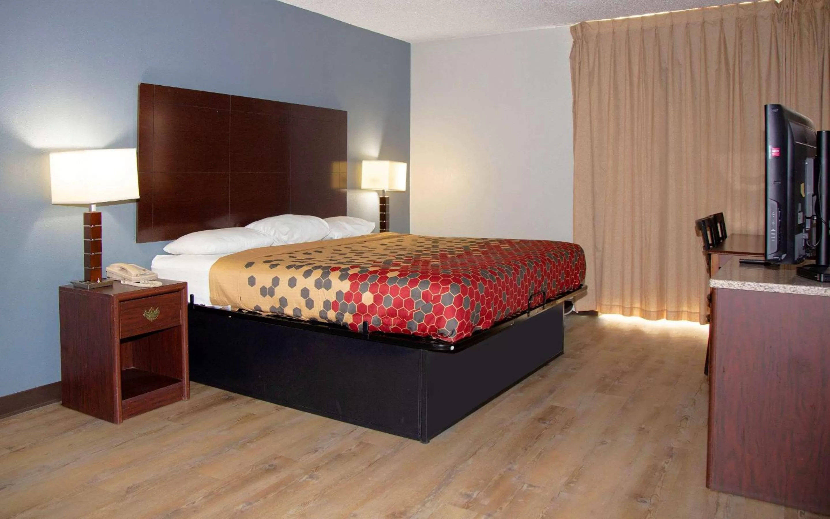 Photo of the whole room, Bed in Econo Lodge Ardmore